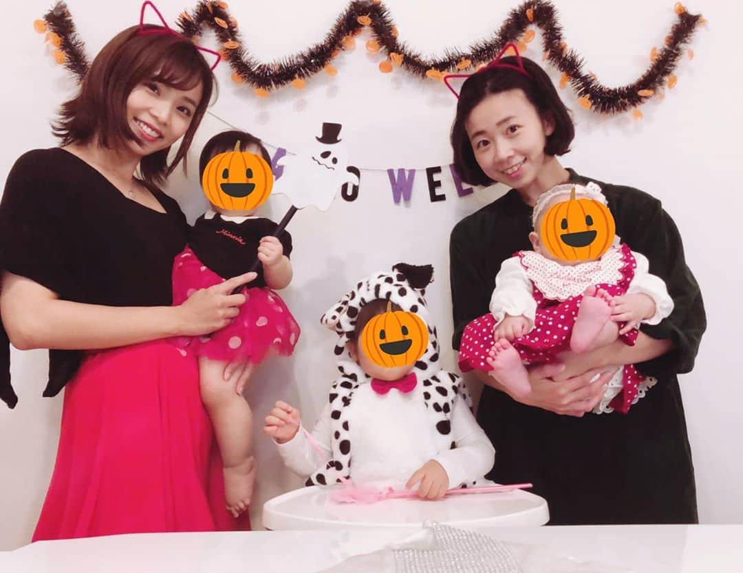 畠山智妃のインスタグラム：「先日、まみたん（@mamikato97 ）のおうちでぷちハロウィン🎃パーティーしてきました☺✨  ふらっとお邪魔する予定だったのだけど、「ぷちハロウィンパーティーしない？」と、まみたんが子供たちのお衣装を貸してくれて、飾り付けやケーキ🎃も用意してくれて、私はただお邪魔しただけのおんぶに抱っこマンでした(*´﹃｀*)💦ｱﾘｶﾞﾄｳｽｷﾞﾃﾅﾐﾀﾞ✨  娘ちゃんには、ワンワンUo･ｪ･oUを🐕♡ 息子くんには、まみたんベビちゃんの可愛すぎるワンピースを…🎀  まみたん、ナチュラルに貸してくれたけど、お衣装のチョイスが最高すぎましたょwww😆👍✨息子くんに女装✨  まみたんベビちゃんも先日一歳になり、歩けるようになったり、段々とうちの娘ちゃんとコミュニケーション取れるようになってきた?!気がするので、これからお互いが成長したらどんなコラボを見せてくれるか楽しみ❤そんな姉たちを息子くんも追いかけるであろう…それもまた楽しみ☺  ハロウィン🎃仕様のスイーツは、 芋、栗、カボチャ…と大好物だらけだから嬉しぃー＼(^o^)／ 母は子育てでカロリー消費をしているはずなので良いでしょう✌…と、甘えすぎないように要注意( •̀ㅁ•́;)  まみたん、いつもありがとーぅヾ(｡>﹏<｡)ﾉﾞ✧*。  #ハロウィン#ママ友#ママ友になっちゃった　#ミニー#ダルメシアン#子供のコスプレはなんでもカワイイ#子育て#至福のスイーツ#食欲の秋#赤ちゃんのいる生活#母乳育児に甘えて食べまくる#とは言いつつ#産後ダイエット#骨盤底筋トレーニング #地味なトレーニングすぎて辛い」