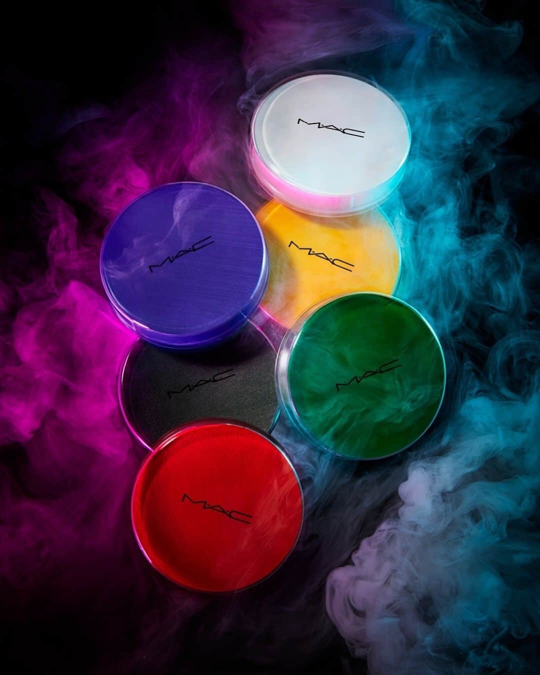 のインスタグラム：「Have no fear, Chromacake is here!⁠ 💦 PRO TIP! Just add water to the highly-pigmented Halloween hero colours to create any scary look, instantly!⁠ ⁠ Who’s got them on stand-by for Halloween?🙋‍♂️⁠ ⁠ #MACHalloween  #MACCosmeticsUK  #MACCosmetics  #HalloweenFromHome #HalloweenMakeup #HalloweenLook  #HalloweenInspiration  #HalloweenGlam⁠」