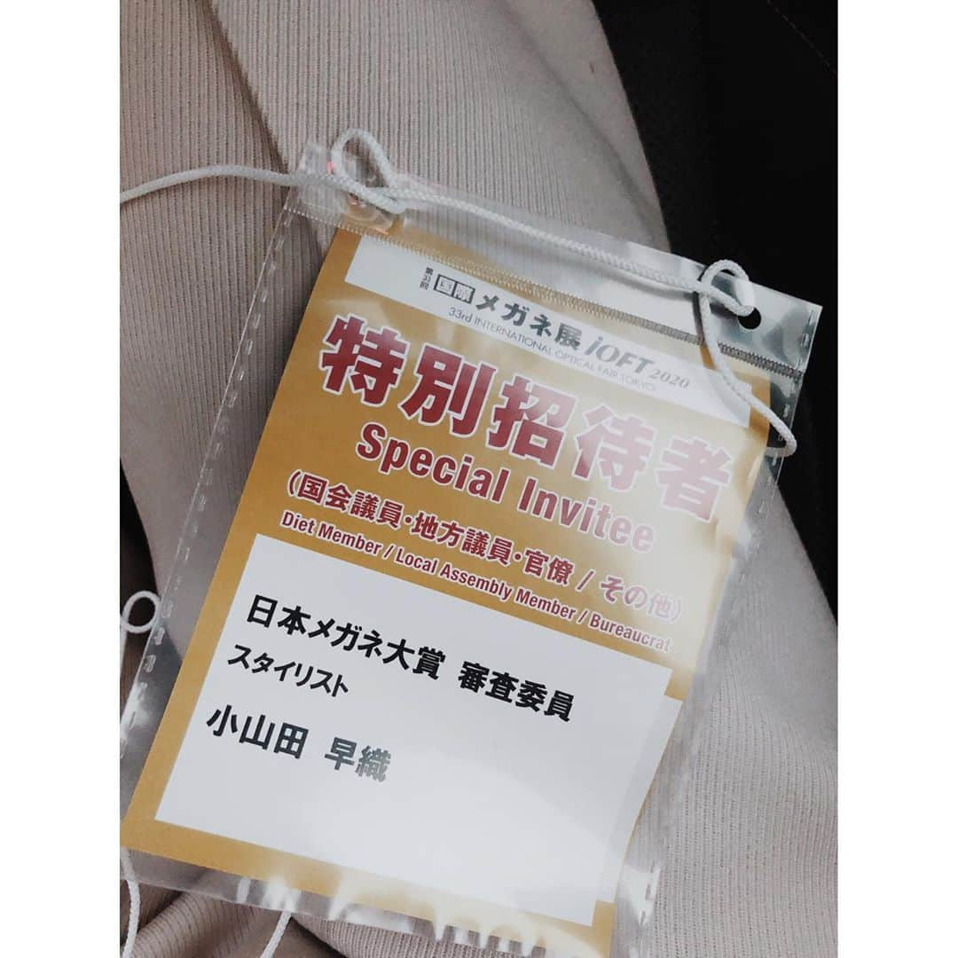 小山田早織さんのインスタグラム写真 - (小山田早織Instagram)「秋冬にやりたくなる❄️白とエクリュのグラデーションコーデです⚪️﻿ ﻿ #knit...#zara﻿ #shirt...#無印良品﻿ #pants...#CELINE﻿ #shoes...#Jcrew﻿ #bag...#longchamp﻿ #glasses...#jins﻿ ﻿ ﻿ 昨日は、﻿ 世界各国から一堂にメガネが集う展示会💫﻿ ﻿ IOFT 日本メガネ大賞に審査員として﻿ 参加させて頂きました👓﻿ ﻿ 東京ビッグサイトにて優秀製品の表彰式と、﻿ 日本メガネベストドレッサー賞授賞式が行われ🏆﻿ ﻿ 私はサングラス部門でグランプリを獲得された﻿ THEOさんに表彰状をお渡しさせて頂きました🤲﻿ ﻿ ﻿１日では到底見きれないほどのメガネやサングラスを拝見させて頂けて、私自身も勉強させて頂きました👓✨  ﻿ ﻿ #IOFT﻿ #日本メガネ大賞﻿ #日本メガネベストドレッサー賞﻿ #スタイリスト﻿ #小山田早織」10月28日 21時36分 - saorioyamada