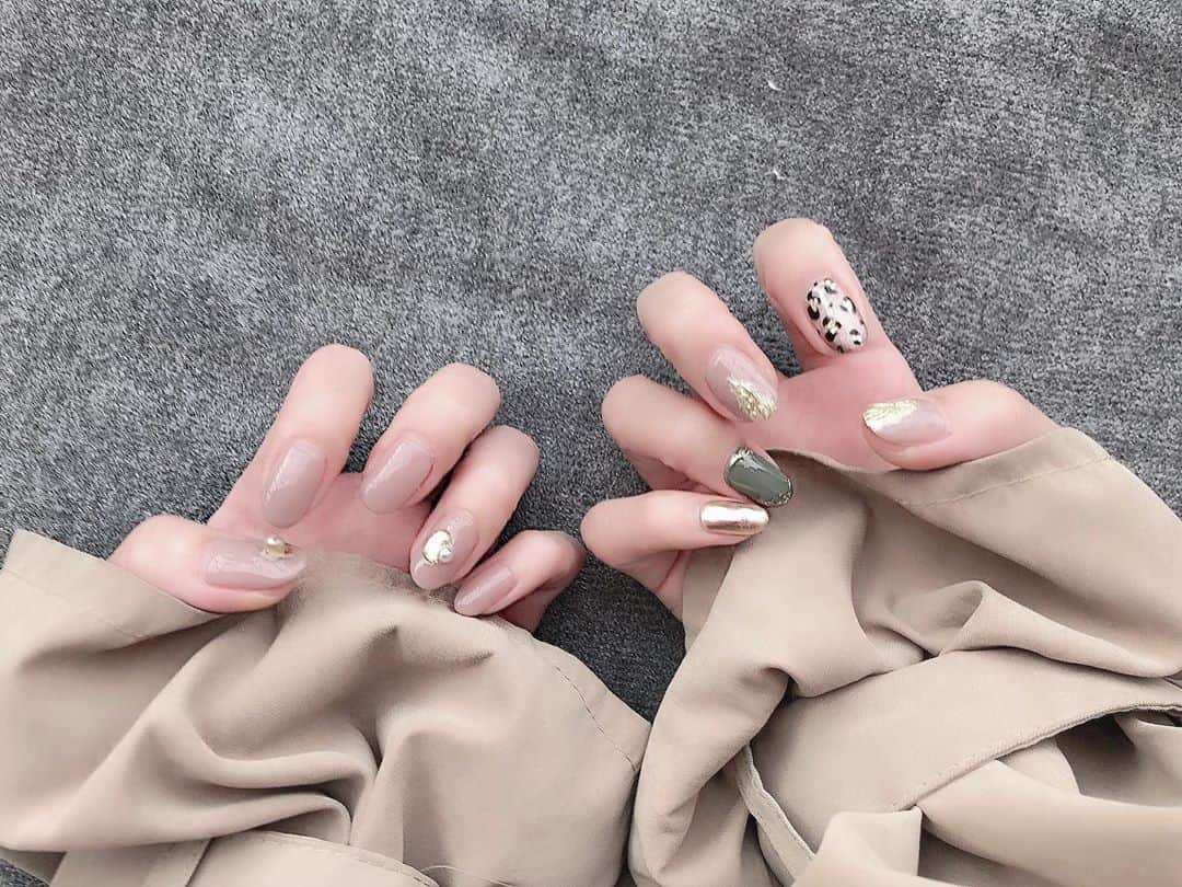 yuu__aaaのインスタグラム：「. . 今回のまみさんの秋ネイル💅❤︎ いつも完全お任せだけどやっぱりかわいいなぁ...❤︎ 爪見てテンションあがってます👼🏻❤︎ . . レオパード もミラーネイルもマグネットも全部やってくれた☺︎❤︎ . .  . . . 私のインスタグラムをみた！ でお得になるよ☺︎♡ . . . ⚫︎シンプルネイルSET→¥4680 ⚫︎プチSET→¥5670 ⚫︎デザインSET¥6660 . . . . . . .. #cute#nail#秋ネイル#ニュアンスネイル #マグネットネイル #instafashion#ネイル#ミラーネイル #くすみネイル #aurora#ラメネイル#ラメ#レオパードネイル #レオパード #カーキ」