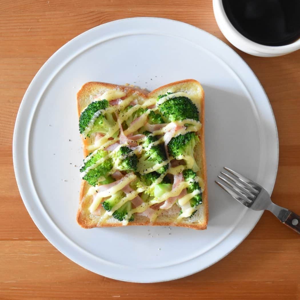 山崎佳のインスタグラム：「Today’s breakfast. ブロッコリー、ベーコン、マヨ。 柿トーストにおすすめのプラスアルファ、コメントありがとうございます！ バタバタしていてなかなかお返事できずですが(いつもだけど)、色々試してみますー♩」