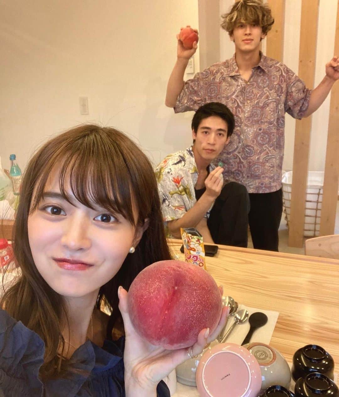 才川コージさんのインスタグラム写真 - (才川コージInstagram)「ドラ恋の共同ハウスでは桃がいっぱい。  桃を食べるのが毎日の楽しみだった！ 5年分は食べました🦧  #ドラ恋 #abematv  #オフショット  #あと毎日木にぶら下がって懸垂してた」10月28日 21時32分 - kojisaikawa