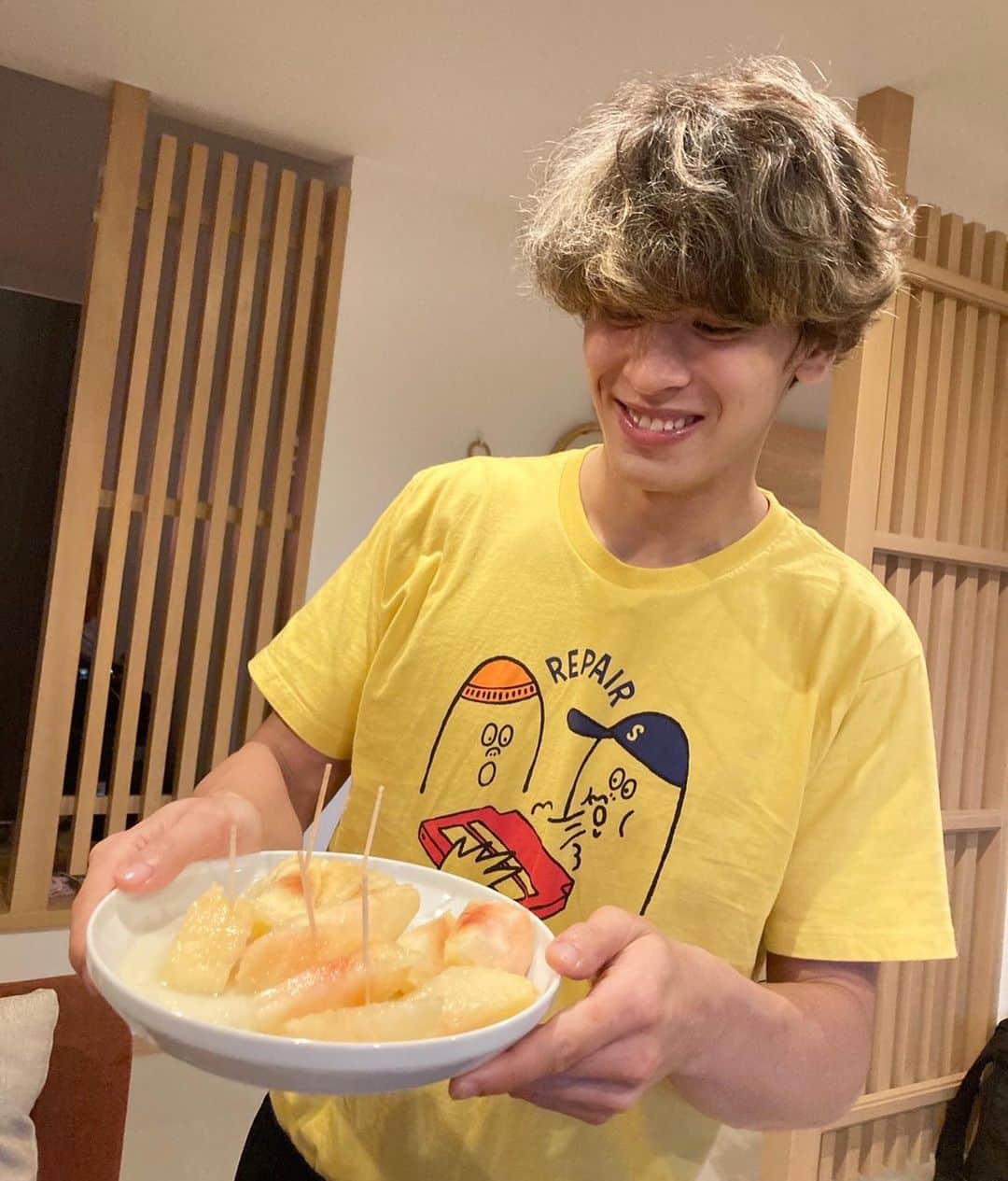 才川コージのインスタグラム：「ドラ恋の共同ハウスでは桃がいっぱい。  桃を食べるのが毎日の楽しみだった！ 5年分は食べました🦧  #ドラ恋 #abematv  #オフショット  #あと毎日木にぶら下がって懸垂してた」