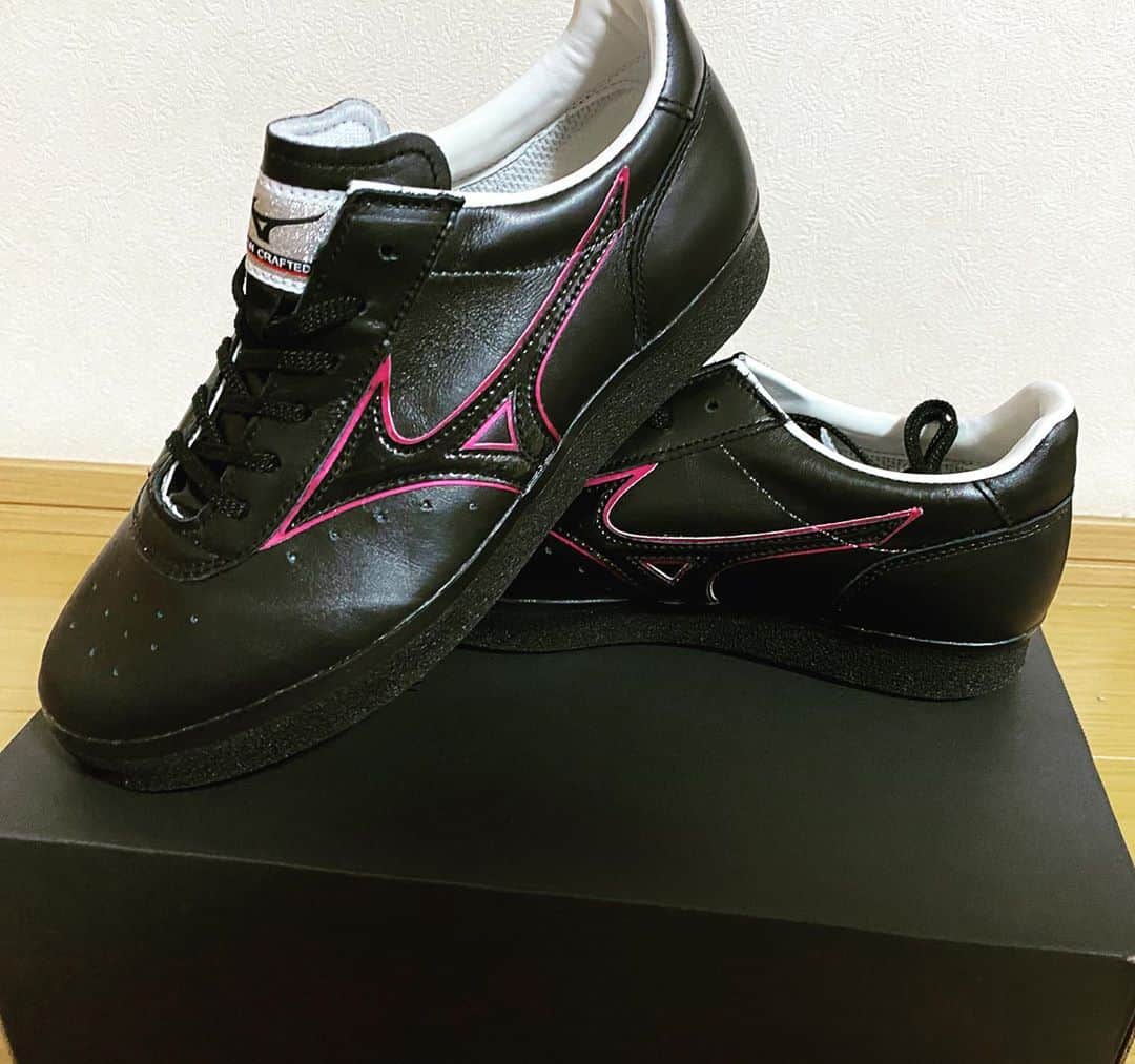 のインスタグラム：「nové boty🏋🏻‍♀️🖤💖💪  #mizuno #training」