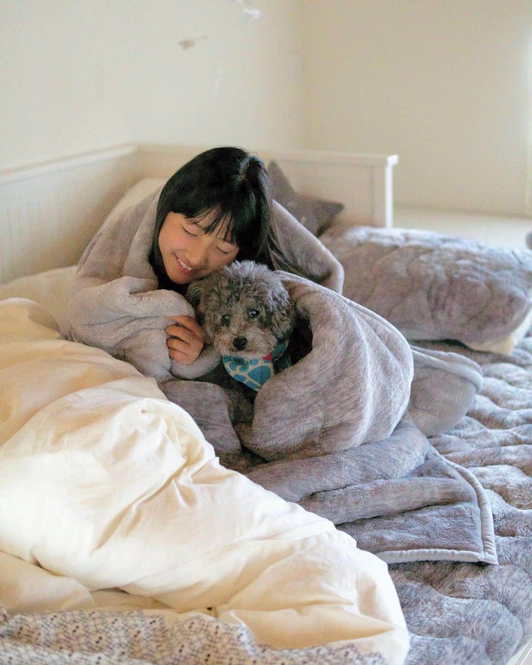 minminさんのインスタグラム写真 - (minminInstagram)「𐄢﻿﻿﻿﻿ 𐄢﻿﻿﻿﻿ 朝晩の冷え込みが厳しくなり﻿﻿﻿﻿ 休みの日はいつまでも毛布にくるまっている娘と🐶😆﻿﻿﻿﻿ ﻿﻿ こちらの冬用あったか寝具は﻿﻿﻿ ニトリ @nitori_official 様より﻿﻿﻿﻿ いただきました✨﻿﻿﻿﻿ ﻿﻿ 敷きパッド、毛布、ピローパッド共に﻿﻿﻿﻿ 吸湿発熱素材を使用した『Nウォーム﻿﻿ シリーズ』の物で﻿﻿あたたかさや肌触りなど﻿﻿ タイプ別に﻿﻿４種類もあるんです😲﻿﻿﻿﻿ ﻿﻿ その中から寒がりな娘と夫用には一番あたたかくて﻿﻿﻿﻿ 肌触りがふわふわな『Nウォームスーパー』を。﻿﻿﻿﻿ 私は肌触りと保湿の機能を重視して﻿﻿﻿﻿ 『Nウォーム　モイストスーパー』を﻿﻿﻿﻿ 選ばせていただきました。﻿﻿﻿﻿ ﻿﻿ モイストスーパーはしっとり滑らかな﻿﻿﻿﻿ 触り心地が気持良くてお気に入り😍﻿﻿﻿﻿ カラーもグレーやベージュとインテリアにも﻿﻿﻿﻿ 馴染むのが良かったです✨﻿﻿﻿﻿ ﻿﻿ ﻿﻿ これで寒〜い冬も﻿﻿﻿﻿ 快適に過ごせそうです😆⛄️✨﻿﻿﻿﻿ ﻿﻿ #Nウォーム #敷きパッド #ニトリ #ベットルーム#bedroom#bedroominterior#寝室#Nウォームスーパー#Nウォームモイストスーパー#毛布#冬インテリア#布団カバー#グレーコーディネート#グレーインテリア#ベッド#シンプルインテリア#シンプルな暮らし#娘#愛犬#犬すたぐらむ#トイプードル#pr」10月28日 21時44分 - amiagram