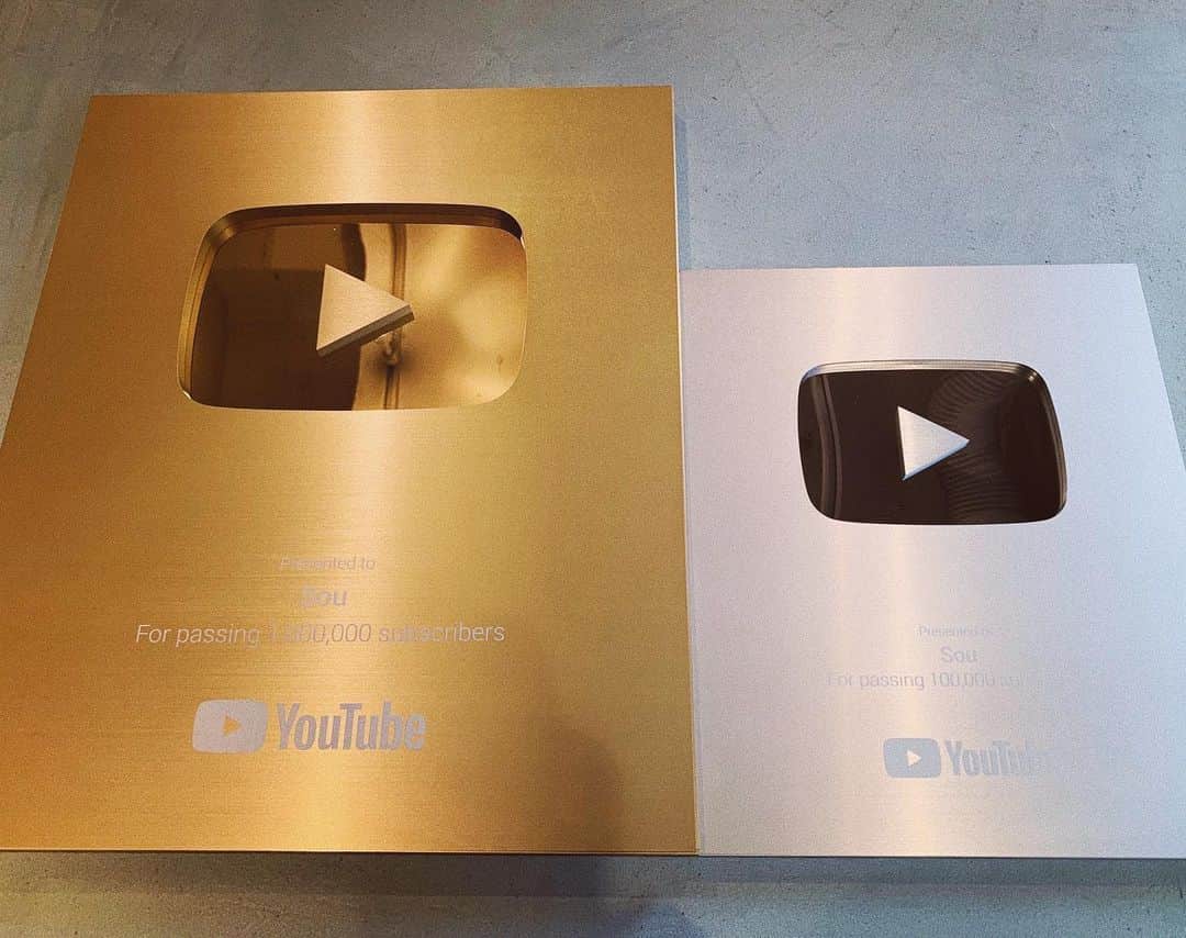 Souのインスタグラム：「YouTubeの盾届いた  金と銀、同時獲得(貰い忘れてただけ)」