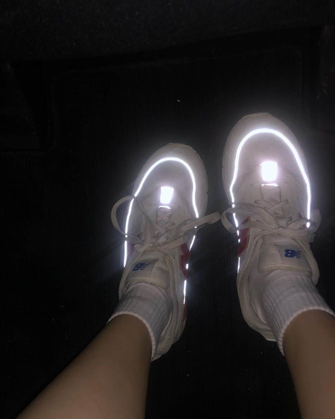 中野みやびさんのインスタグラム写真 - (中野みやびInstagram)「暗いとこで光る靴らしい。  #flash #camera #靴 #shoes #light #光 #反射 #綺麗 #ぴかぴか #きらきら #red #お気に入り #picture #ニューバランス #brand #wawawa #みやび」10月28日 21時38分 - n_miyabi0123