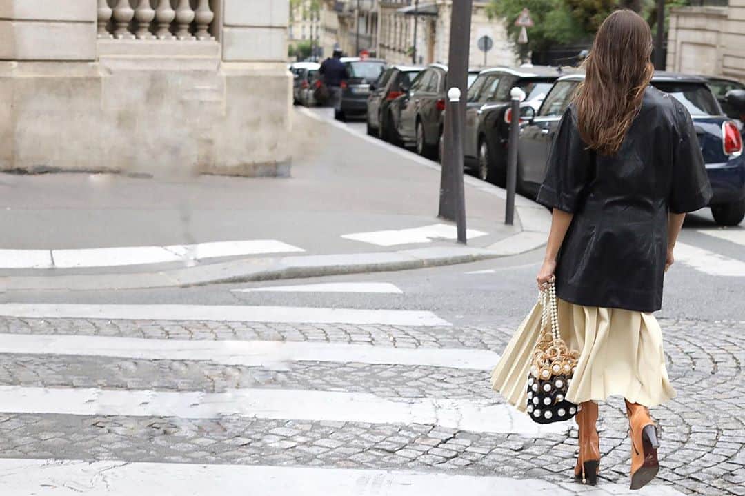 Lee Oliveiraのインスタグラム：「27th September 2019. Rue de Chaillot, Paris  @laurencaruso_  . . . . . #pfw19 #streetphotography #style #streetstyle #paris #womensfashion」
