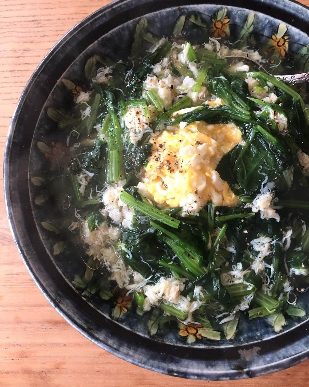 黄川田としえさんのインスタグラム写真 - (黄川田としえInstagram)「『蟹とほうれん草のあんかけ卵チャーハン』  スープくらいたっぷりのあんをかけると、もう他におかずもいらないしスープもいらない。これだけで大満足。  ズワイやタラバ蟹じゃなく渡り蟹のフレークだから、わりと価格も安いけど旨味はたっぷり。 お出汁と合わせてほうれん草入れておろした生姜や塩などで味付けしたら軽くとろみつけます。とろみは葛粉でつけましたが片栗粉でも。  ご飯はごま油で香ばしく焼いたねぎと合わせてお醤油ジュっとして。  ふわっと焼いた卵にたっぷりあんをかけたら完成。 ちょろっとごま油かけるとさらに美味しい。  かに缶じゃなくてもツナとかカニカマとかでも良いですね！鶏ひき肉でも美味しい。  #tottogohan #tottoご飯レパートリー」10月28日 21時40分 - tottokikawada
