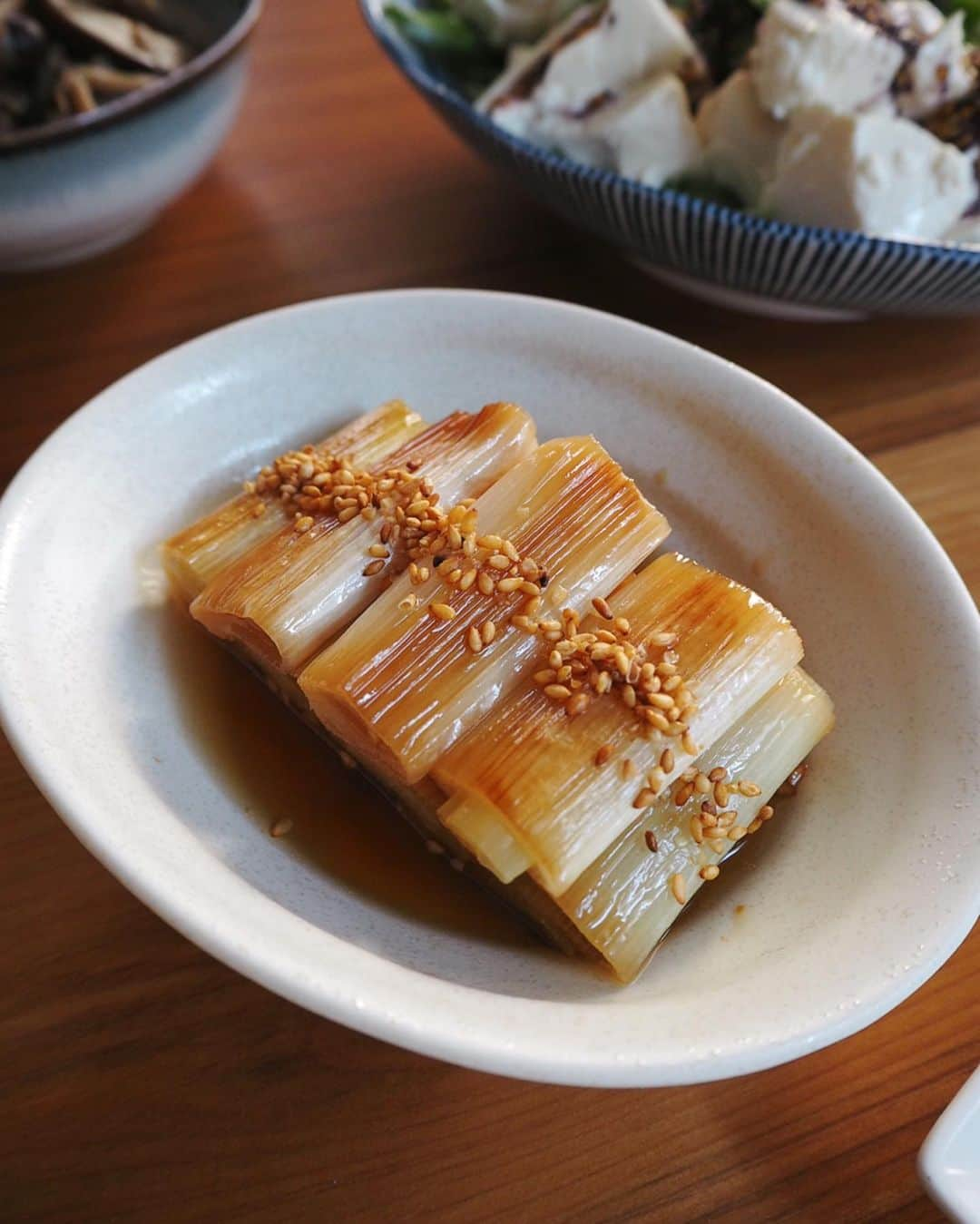 吉野千穂さんのインスタグラム写真 - (吉野千穂Instagram)「千穂飯🌿 『とろっと甘い♪焼きねぎのお浸し』  フライパンでじっくり焼いたねぎをポン酢、鶏ガラスープの素、ごま油を混ぜた調味液に冷めるまで漬けるだけ。  片面を焼いたら裏返し、ねぎが柔らかくなるまで蒸し焼きに。ねぎの甘みが引き出されておいしさ倍増です☺️  ねぎが旬を迎えるこれからの季節にぜひ😊 冷やしても美味しいです♪ * * #ねぎ#焼きねぎ#ねぎのおひたし#お浸し#焼き浸し#ねぎレシピ#簡単レシピ#作り置き#作り置きレシピ#常備菜#千穂飯#管理栄養士ごはん#管理栄養士#吉野千穂#おうちごはん#毎日ごはん#朝ごはん#お昼ごはん#晩ごはん#今日のごはん#おうち居酒屋#おつまみ#おつまみレシピ#フードスタイリスト」10月28日 21時43分 - chiho_yoshino