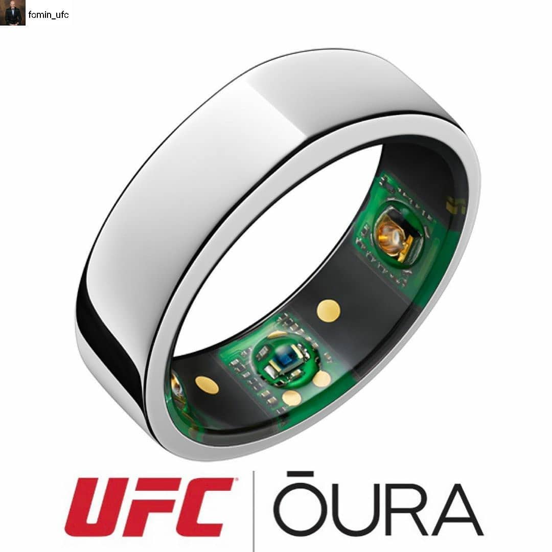のインスタグラム：「Oura Ringという指輪型体調管理ガジェットがUFCと提携して、自分も提供して貰いました！ アプリと連動して、これを着けているだけで睡眠時間や睡眠中の心拍変動、睡眠の質を計測してくれて、それ以外にも1日の活動量、体温変化も計って記録して現在の自分の身体の状態を教えてるみたいです👀  調べてみたら、スタンフォードの研究でOura Ringは睡眠時間や睡眠の質を約96％の精度で計れていることが分かり、これは実験室などでちゃんとした環境で計ったのと同じレベルの精度らしいです。凄い👀  #Repost from @fomin_ufc with @regram.app   ...   UFC and OURA Health Announce Partnership 🤝 OURA Named Official Health Wearable of UFC Performance Institute  @ouraring @ufc @ufcpi #ufc #ufcpi #athletes #mma #health #partnership #innovation #technology #ring」