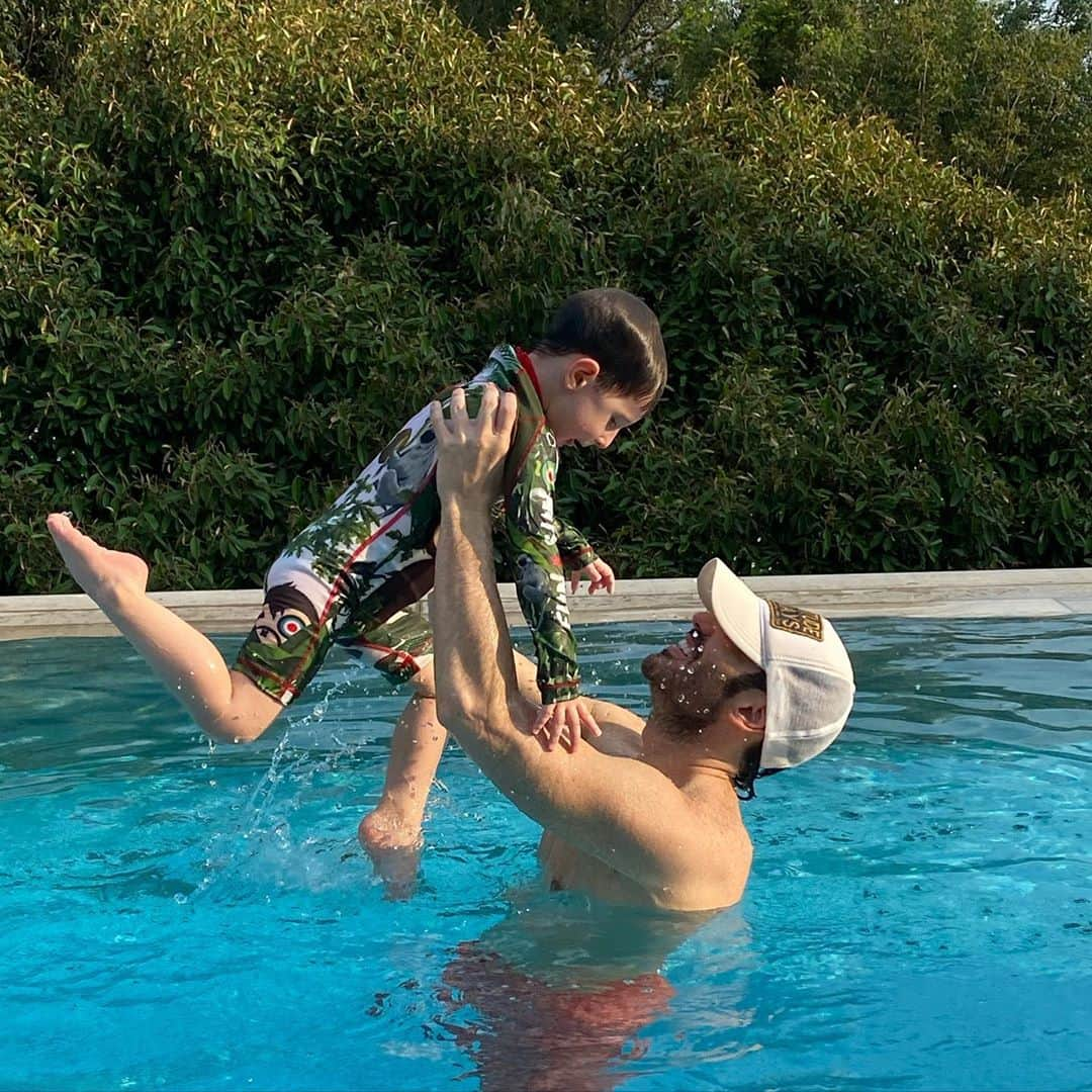 Carolina Cruz Osorioさんのインスタグラム写真 - (Carolina Cruz OsorioInstagram)「• Mis hombres....Salvador en la panza 👨‍👩‍👦‍👦❤️🙏🏼🤰🏻🌈💙🦖🥰gracias DIOS por tanto.」10月29日 8時35分 - carolinacruzosorio