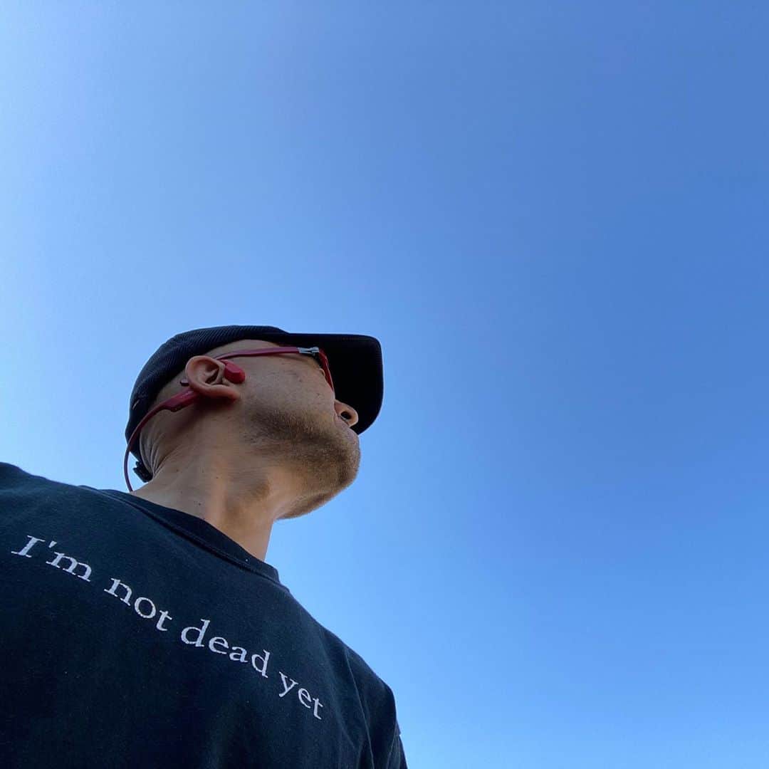 佐藤尚之のインスタグラム：「おかげさまで、かなり復活してきました。  先々週の検査結果が悪すぎて逆に笑っちゃったんだけど、同時になんかずっと落ち込んでるのもバカらしくなり。  2年半ずっと気持ちが上下してきて、ようやくちゃんと上を向け始めたかなあ、と。  長くご心配かけましたが、いろんな方々のおかげもあって、たぶんそろそろ大丈夫そうです。まだ慎重に一歩ずつではあるけれど。  #iamnotdeadyet」
