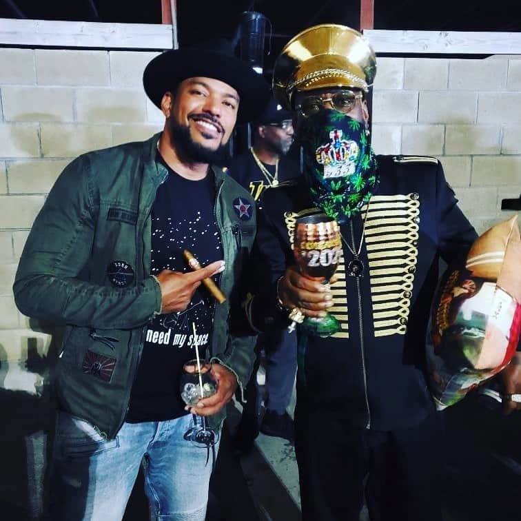 ラズ・アロンソのインスタグラム：「Ladies and gentlemen.... Bishop Don Magic Juan! I need a chalice.....」