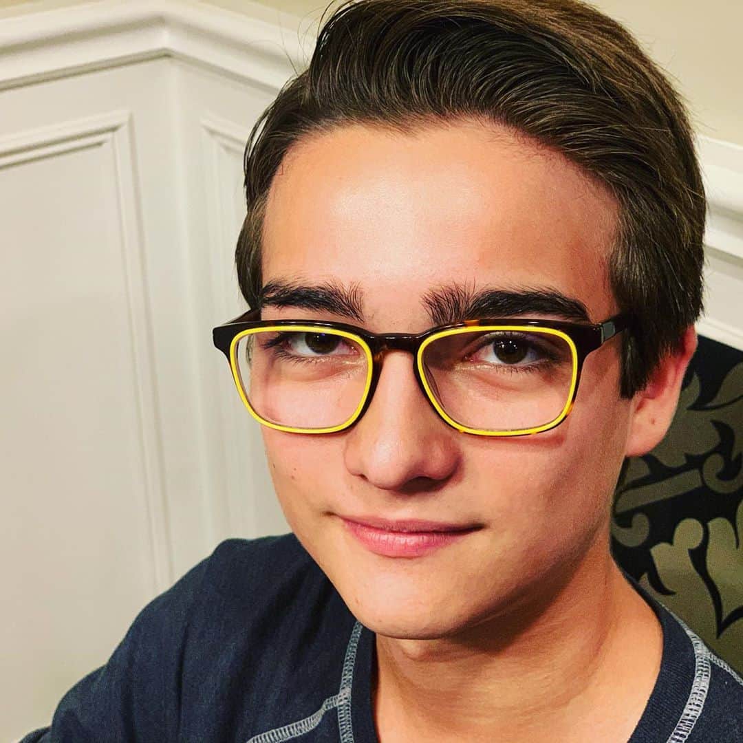 イライアス・ハーガーのインスタグラム：「Thanks, @burbankoptometry for my awesome new glasses! Dr. Hakopian is the best optometrist in town if you’re looking for an eye doctor!」