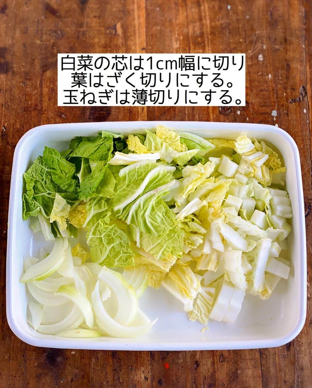 Mizuki【料理ブロガー・簡単レシピ】さんのインスタグラム写真 - (Mizuki【料理ブロガー・簡単レシピ】Instagram)「・﻿ 【#レシピ 】ーーーーーーーーーー﻿ ♡ひき肉と白菜の味噌グラタン♡﻿ (2品献立提案あり)﻿ ーーーーーーーーーーーーーーーー﻿ ﻿ ﻿ ﻿ おはようございます(*^^*)﻿ ﻿ 今日ご紹介させていただくのは﻿ ひき肉と白菜で作る味噌グラタン♡﻿ 味噌の風味とクリーミーなソースが﻿ 相性抜群のおすすめレシピです♩﻿ ﻿ バターや生クリームはなし！﻿ もちろんホワイトソースも不要で﻿ とっても簡単に作れますよ(*´艸`)﻿ 好みでマカロニを加えたり﻿ ごはんにかけてドリアにしたりと﻿ アレンジもお試し下さいね(*^^*)﻿ ﻿ ﻿ ﻿ ＿＿＿＿＿＿＿＿＿＿＿＿＿＿＿＿＿＿＿＿﻿ 【2人分】﻿ 豚ひき肉...150g﻿ 白菜...1/6個(200g)﻿ 玉ねぎ...1/4個﻿ サラダ油...小1﻿ 薄力粉...大2﻿ 牛乳...300ml﻿ ●味噌...大1﻿ ●塩こしょう...少々﻿ ピザ用チーズ...60g﻿ ﻿ 1.白菜の芯は1cm幅に切り、葉はざく切りにする。玉ねぎは薄切りにする。﻿ 2.フライパンにサラダ油を中火で熱してひき肉を炒め、色が変わったら1も加えて炒める。野菜がしんなりしたら薄力粉を加え、弱めの中火で1分炒める。﻿ 3.牛乳を3回に分けて加え、その都度よく混ぜる。●を加えて混ぜて溶かし、とろみが付いたら火を止める。﻿ 4.耐熱皿に入れてチーズをのせ、トースターで焼き色が付くまで焼く。﻿ ￣￣￣￣￣￣￣￣￣￣￣￣￣￣￣￣￣￣￣￣﻿ ﻿ ﻿ ﻿ 《ポイント》﻿ ︎ ♦︎ごはんにかけてドリアにしても美味しいです♩﻿ ♦︎マカロニを加える場合は別茹でし、牛乳を入れ終った後に加えて下さい♩﻿ ﻿ ﻿ ﻿ ﻿ ﻿ ﻿ ﻿ ＿＿＿＿＿＿＿＿＿＿＿＿＿＿＿＿＿＿＿﻿ 🥣🥣🥣🥣 2品献立提案 🥣🥣🥣🥣﻿ ￣￣￣￣￣￣￣￣￣￣￣￣￣￣￣￣￣￣￣﻿ 【合間に作れるおすすめ副菜】﻿ >トマトの塩昆布和え(P.90)﻿ >長芋と水菜のじゃこサラダ(P.99)﻿ (#Mizukiの2品献立 より)﻿ ﻿ 【献立の段取り】﻿ 副菜を作ってからメインを加熱する🥢﻿ ￣￣￣￣￣￣￣￣￣￣￣￣￣￣￣￣￣￣￣﻿ ﻿ ﻿ ﻿ ﻿ ﻿ ﻿ ⭐️発売中⭐️3刷重版が決まりました😭﻿ 本当にありがとうございます(涙)﻿ _____________________________________﻿ \15分でいただきます/﻿ 📕#Mizukiの2品献立 📕﻿ (9月24日発売・マガジンハウス)﻿ ￣￣￣￣￣￣￣￣￣￣￣￣￣￣￣￣￣﻿ ﻿ 忙しい私たちには﻿ 2品くらいがちょうどいい！﻿ 『しんどくない献立、考えました』﻿ ￣￣￣￣￣￣￣￣￣￣￣￣￣￣￣￣﻿ ﻿ ーーーーーPART.1 ーーーーー﻿ 【Mizukiのお墨つき！２品献立ベスト10】﻿ 約15分でできる10献立をご紹介！﻿ メインは全部フライパン、副菜はレンチンor混ぜるだけ♡﻿ ﻿ ーーーーーPART.2 ーーーーー﻿ 【フライパンひとつ！今夜のメインおかず】﻿ 献立の主役になる肉や魚のおかず50品！﻿ Part3の副菜と組み合わせれば﻿ 献立のバリエーションが広がりますよ♩﻿ ﻿ ーーーーー PART.3 ーーーーー﻿ 【合間に作れる！ 野菜別かんたん副菜】﻿ レンチンor和えるだけの副菜レシピを﻿ 素材別にたっぷり収録♩﻿ ﻿ ーーーーー番外編ーーーーー﻿ 【ひとつで満足！ご飯＆麺】﻿ 【具だくさん！おかずスープ】﻿ 【オーブンいらずのおやつレシピ】﻿ ￣￣￣￣￣￣￣￣￣￣￣￣￣￣￣￣￣￣﻿ (ハイライトにリンク🔗あります💗)﻿ ﻿ ﻿ ﻿ ﻿ ＿＿＿＿＿＿＿＿＿＿＿＿＿＿＿＿＿＿﻿ レシピを作って下さった際や﻿ レシピ本についてのご投稿には﻿ タグ付け( @mizuki_31cafe )して﻿ お知らせいただけると嬉しいです😊💕﻿ ￣￣￣￣￣￣￣￣￣￣￣￣￣￣￣￣￣￣﻿ ﻿ ﻿ ﻿ ﻿ #グラタン#味噌#白菜#ひき肉#Mizuki#簡単レシピ#時短レシピ#節約レシピ#料理#フーディーテーブル#マカロニメイト#おうちごはん#デリスタグラマー#料理好きな人と繋がりたい#食べ物#料理記録#おうちごはんlover#写真好きな人と繋がりたい#foodpic#cooking#recipe#lin_stagrammer#foodporn#yummy#f52grams#ひき肉と白菜の味噌グラタンm」10月29日 7時15分 - mizuki_31cafe