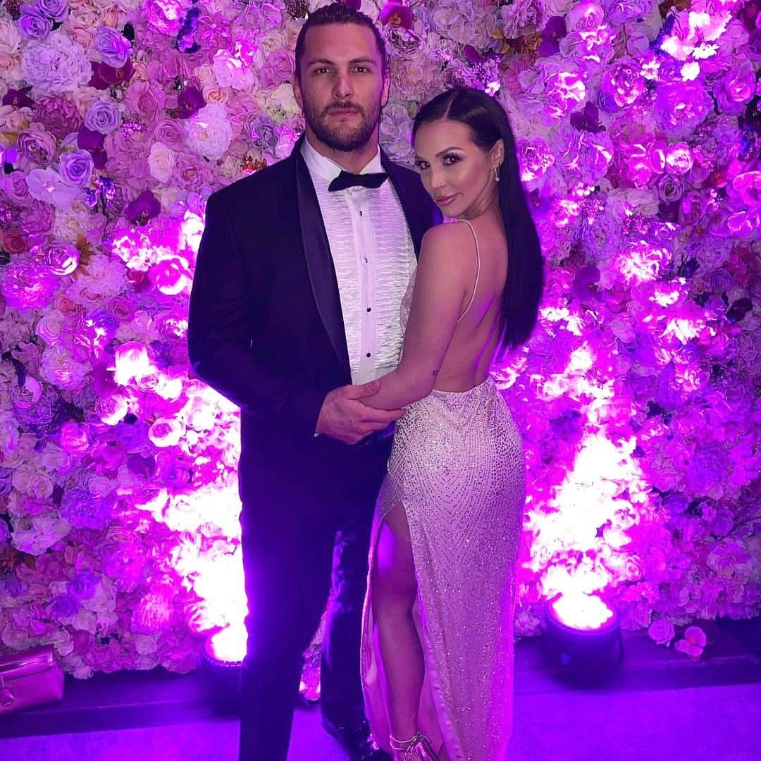 E! Onlineさんのインスタグラム写真 - (E! OnlineInstagram)「It's all happening for Scheana Shay: The #VanderpumpRules star is pregnant! ❤️More on her news and romance with Brock Davies at the link in our bio. (📷: Instagram)」10月29日 7時16分 - enews