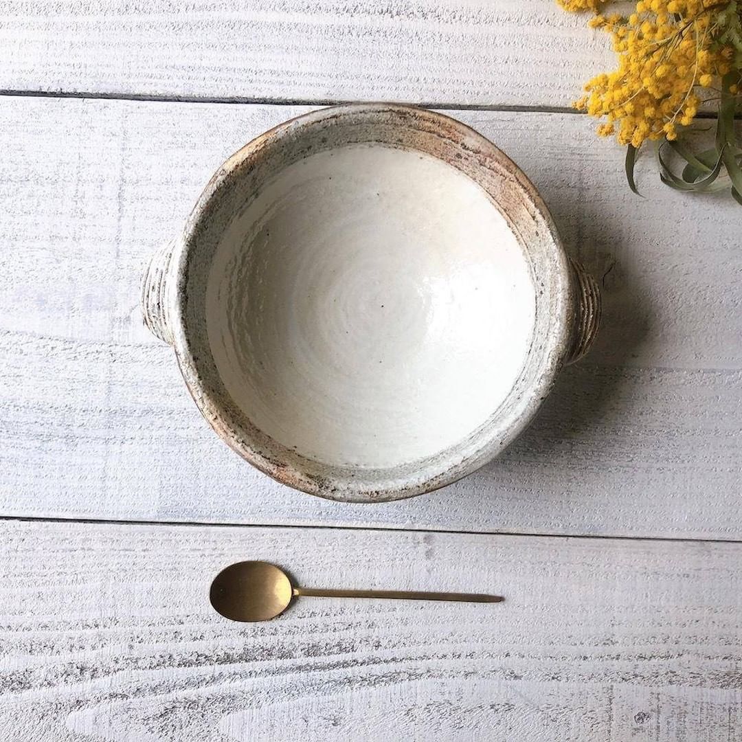 Komerco-コメルコ-さんのインスタグラム写真 - (Komerco-コメルコ-Instagram)「. 耳付きで愛らしい。 粉引きの白い器。  料理家さんに人気の、丸い耳付きの丸小鉢です✨  粉引きの白は、表情のある白ーー。 素朴ですが温かみがあり、 どんな料理も優しく引き立ててくれます。  使うごとに愛着が湧きそう🙌  スープや盛鉢、取皿に。 秋冬のお料理にもぴったりですね🍂  ------------------------------- 古谷製陶所／【古谷製陶所】渕荒粉引　耳付丸小鉢　大 https://komer.co/products/kLKkp2m98wVjqyFi1Q43  ▷こちらの作品はKomercoアプリとWebサイトでクリエイターから直接ご購入いただけます。 ホーム画面の検索窓で「古谷製陶所」と検索してください🔎  ▷Web版はプロフィールリンクから📲 @komerco_official  ▷iOS版アプリのダウンロードはAppStoreにて「Komerco」または「コメルコ」と検索🔎 -------------------------------  #komerco #コメルコ #cookpad #クックパッド #komercoごはん #料理をもっと楽しく #おうちごはんを楽しもう #おうちごはん #instafood #foodpic #cookinglove #手しごと #komercoクラフト #クラフト #手作り #一点物 #古谷製陶所 #古谷浩一 #粉引 #陶器 #取皿 #白い器」10月29日 7時30分 - komerco_official