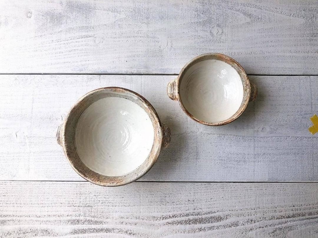 Komerco-コメルコ-さんのインスタグラム写真 - (Komerco-コメルコ-Instagram)「. 耳付きで愛らしい。 粉引きの白い器。  料理家さんに人気の、丸い耳付きの丸小鉢です✨  粉引きの白は、表情のある白ーー。 素朴ですが温かみがあり、 どんな料理も優しく引き立ててくれます。  使うごとに愛着が湧きそう🙌  スープや盛鉢、取皿に。 秋冬のお料理にもぴったりですね🍂  ------------------------------- 古谷製陶所／【古谷製陶所】渕荒粉引　耳付丸小鉢　大 https://komer.co/products/kLKkp2m98wVjqyFi1Q43  ▷こちらの作品はKomercoアプリとWebサイトでクリエイターから直接ご購入いただけます。 ホーム画面の検索窓で「古谷製陶所」と検索してください🔎  ▷Web版はプロフィールリンクから📲 @komerco_official  ▷iOS版アプリのダウンロードはAppStoreにて「Komerco」または「コメルコ」と検索🔎 -------------------------------  #komerco #コメルコ #cookpad #クックパッド #komercoごはん #料理をもっと楽しく #おうちごはんを楽しもう #おうちごはん #instafood #foodpic #cookinglove #手しごと #komercoクラフト #クラフト #手作り #一点物 #古谷製陶所 #古谷浩一 #粉引 #陶器 #取皿 #白い器」10月29日 7時30分 - komerco_official