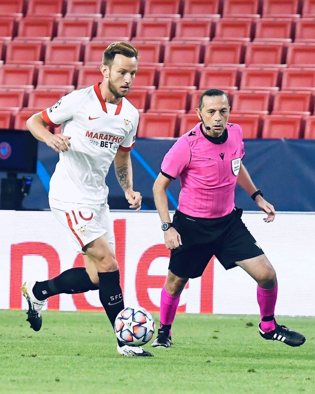 イヴァン・ラキティッチさんのインスタグラム写真 - (イヴァン・ラキティッチInstagram)「3 important points tonight! 😃⚽️💪🏼 #VamosMiSevilla #IvanRakitic @sevillafc」10月29日 7時23分 - ivanrakitic