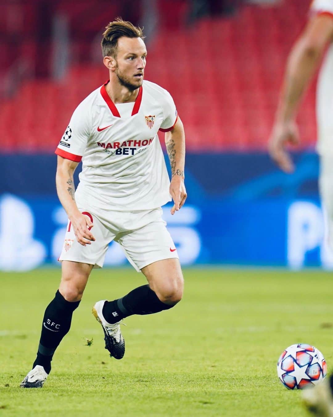 イヴァン・ラキティッチのインスタグラム：「3 important points tonight! 😃⚽️💪🏼 #VamosMiSevilla #IvanRakitic @sevillafc」