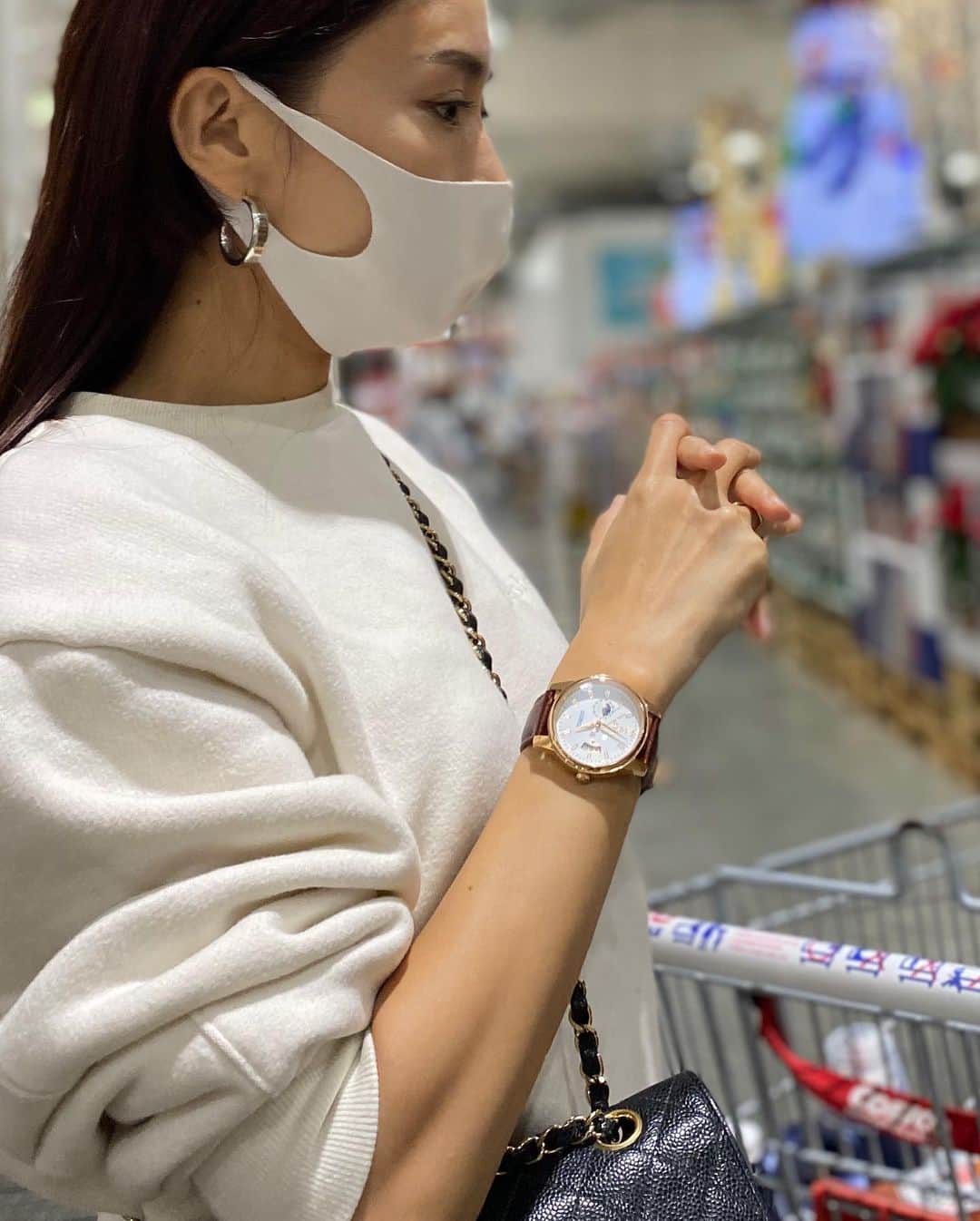 桐山マキさんのインスタグラム写真 - (桐山マキInstagram)「. . . COSTCO🛒 . . . COSTCO好きやわぁ〜♡ . . . 毎回、 入るのに期限切れてる頃に行くもんで 更新代の 元取ろうと 精を出す。 これ また、楽しい。  毎度 仲良しと行って 分け分けするょ。  #japan  #costco  #shopping  #fashion #lover #lanvinenbleu  #lobor  #watch  #スウェットコーデ  #ランバンオンブルー  #裏起毛 #あったかい #可愛い #腕時計 #ロバー #コストコのホットドッグ  #大好物 #🥖」10月29日 7時29分 - maki_kiriyama
