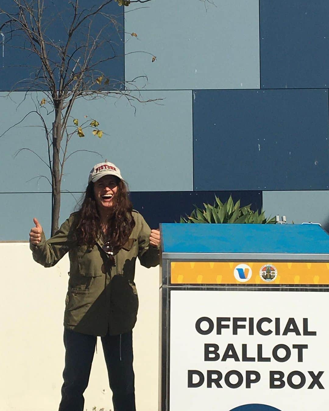 エリザベス・リーサーのインスタグラム：「Voted for the babies who were taken from their Moms and Dads. (Some still breastfeeding). And for the 545 of them who’s parents still can’t be located. Praying. Felix took this picture of me and boy oh boy I’ve never looked crazier. Hope can do that to you. #bidenharris2020 #biden2020 #biden #Harris #vote」