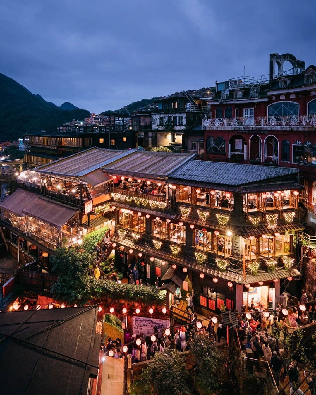 National Geographic Travelさんのインスタグラム写真 - (National Geographic TravelInstagram)「Photo by @junmichaelpark / Jiufen is a village northeast of Taipei, Taiwan. In the early 1900s, the mountainside village became a hub during a gold rush under the Japanese occupation. Nowadays it is known to resemble the setting of Studio Ghibli's animation "Spirited Away," and it attracts many visitors. For more photos and stories, follow @junmichaelpark.」10月29日 7時35分 - natgeotravel