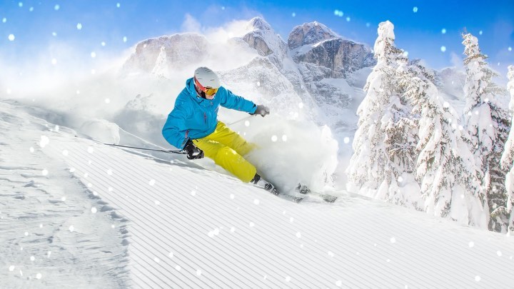 アメリカン航空のインスタグラム：「As colder weather approaches, we're taking you from bored to board. Check out a few of our favorite slopes, where you're sure to catch some fresh mountain air. Link in bio.」