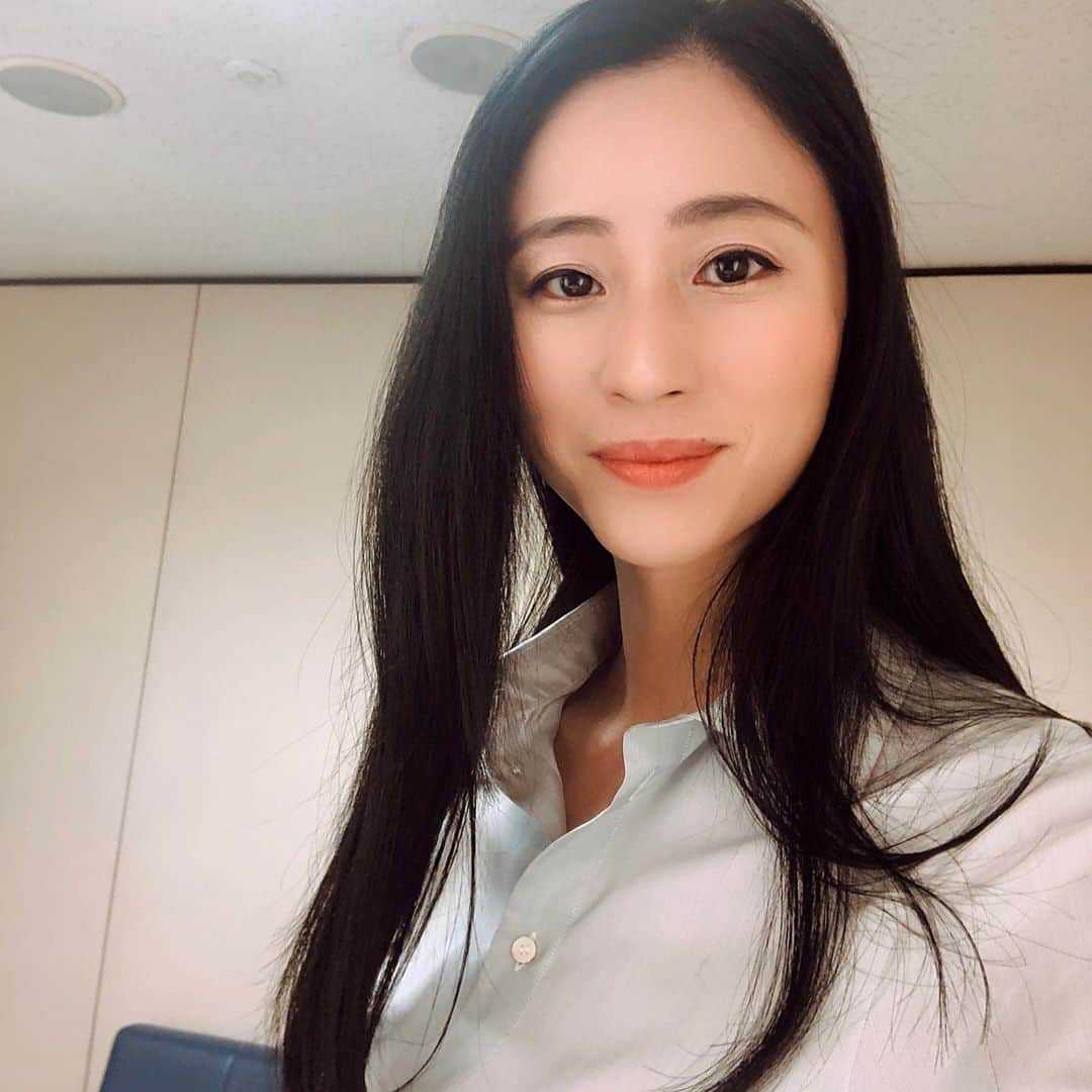 三浦瑠麗さんのインスタグラム写真 - (三浦瑠麗Instagram)「けさもこれからとくダネ!です。 きょうの衣装はディオールのシャツとグレーのパンツ。シャツは薄く軽くてすごく着心地がいい。」10月29日 7時41分 - lullymiura