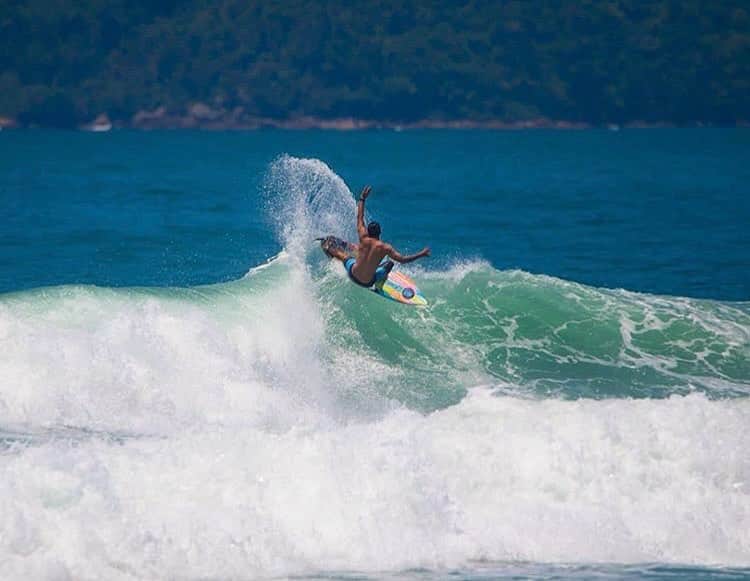 ミグエル・プッポのインスタグラム：「Não existe nada melhor que surfar de bermuda☀️😆 (📷: @clicksurfing ) #Ubatuba #PG」