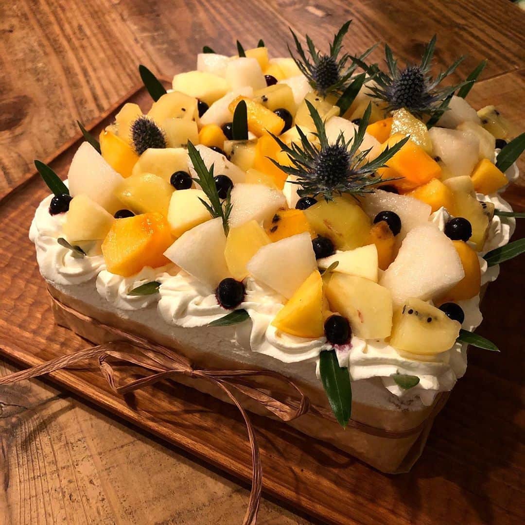 CHIPPRUSONのインスタグラム：「お誕生日ケーキを頼んでいただきました。ジェノワーズは、焼き時間を3分短くしてみたもの。でも今回は、そこまで上手く出来なかった… 生クリームも相変わらずいいところで止められず、少しパサついてしまう。とにかく数こなすしかないよね。フルーツは、柿、梨、キウイ、りんご、ブルーベリー。中には、カスタードクリームベースのシャンティを固めたもの。中のクリームは、上手くできたような気がする… ・ ・ ・ 目眩は少しずつマシになっています。頑張ったら動けるぐらい。今日もめげずに作ろう。早くパン焼けるようになりたい…」