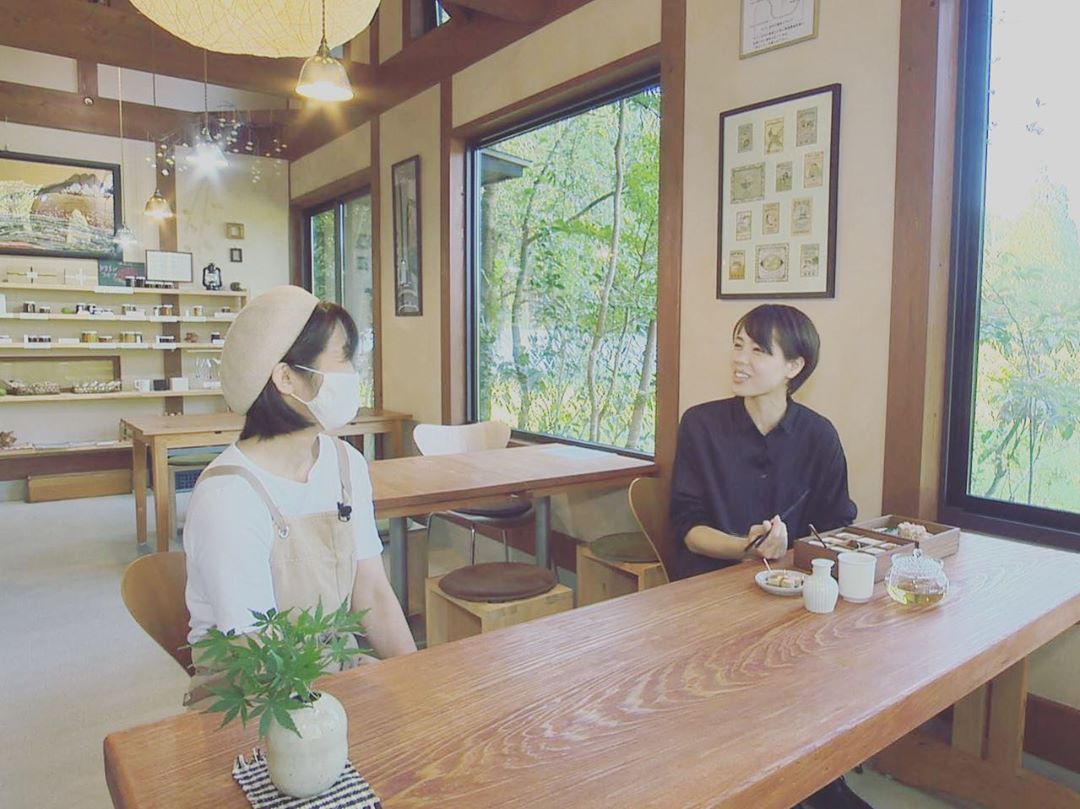 迫田さおりさんのインスタグラム写真 - (迫田さおりInstagram)「・ 明日10/30(金) KKB  鹿児島放送 【ですです。】9:55〜 ・ 今回は【養蚕農家カフェ 桑の実】さんにお邪魔させていただきました😊 @kuwanomi_silk  ・ 私はじめてお蚕さんを触っちゃいましたーぁ😳 シルクのようにフワフワツルツルで本当に可愛かったです☺️ ・ なんと言っても手作りお重のランチは絶品🥺‼︎ デザートまでいただいちゃいましたーぁ🤤 ・ 最後は蚕が吐いた糸からできた絹糸で組む、組紐ストラップ作りをしました♪ ・ とっても楽しかったです🙌 是非みなさんご覧ください。 ・ ・ #鹿児島 #ですです   #養蚕農家カフェ桑の実 #鹿児島ランチ#鹿児島カフェ#養蚕#蚕」10月29日 7時56分 - saori.rio