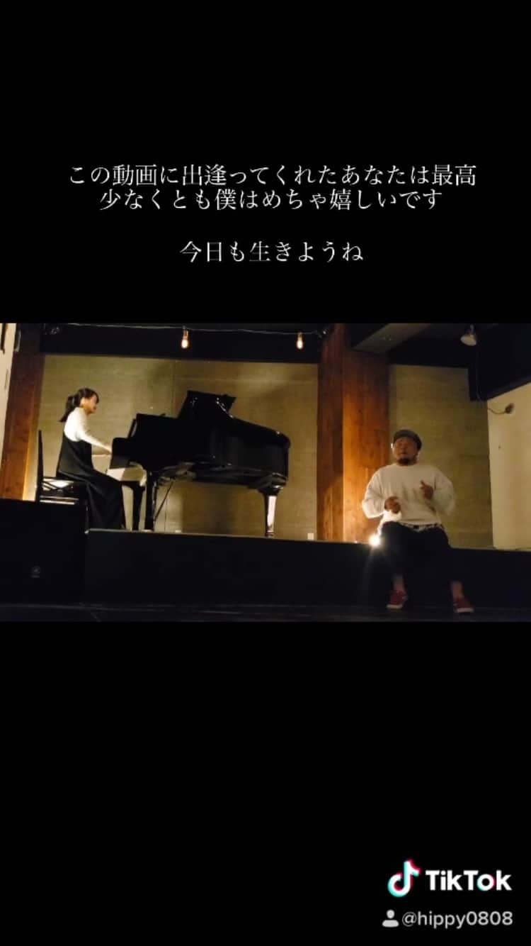 HIPPYのインスタグラム：「ひとりぼっちだと思っていたこの場所から まだ見ぬどこか遠くの誰かの笑い声 めぐりめぐってこの世界中広がっていく 誰かが誰かのために笑顔描いていく 君が笑えば弾むカレンダー彩っていく  僕らはずっと待ってる 好きな色があふれるその日まで あなたに会えるその日まで https://www.youtube.com/watch?v=RXRhfUyUZ1U」