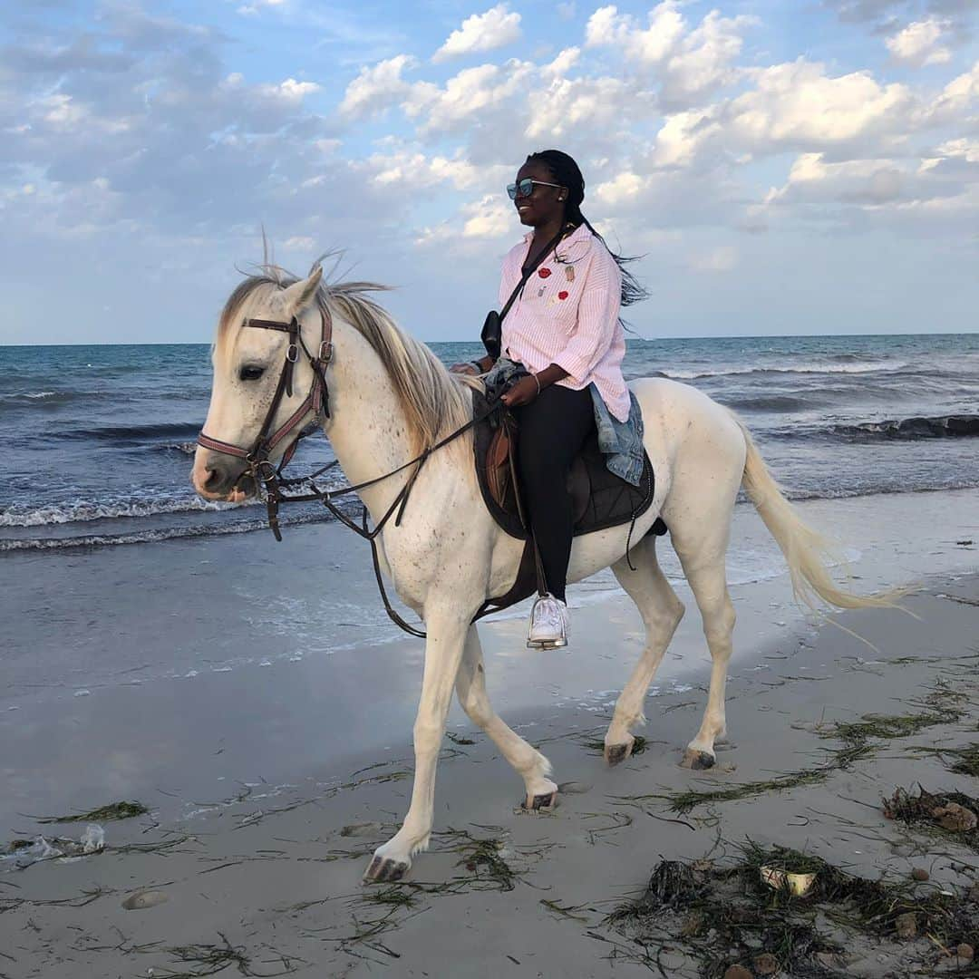 イレタ・シレテさんのインスタグラム写真 - (イレタ・シレテInstagram)「Petite semaine de tranquillité à Djerba... 🤗 avec @antoine__4  . . #vacation #Tunisie #vacances #djerba #horses #plage #holidays #smile #happiness #mediterranean #bestfriend #workout #funtime #fun #frenchgirl #blackgirlmagic #iceskaters #covid #sun #beachday #relax #goodmood #enjoyyourlife #whenyoutryblackyounevergoback」10月29日 7時58分 - yretha_slt