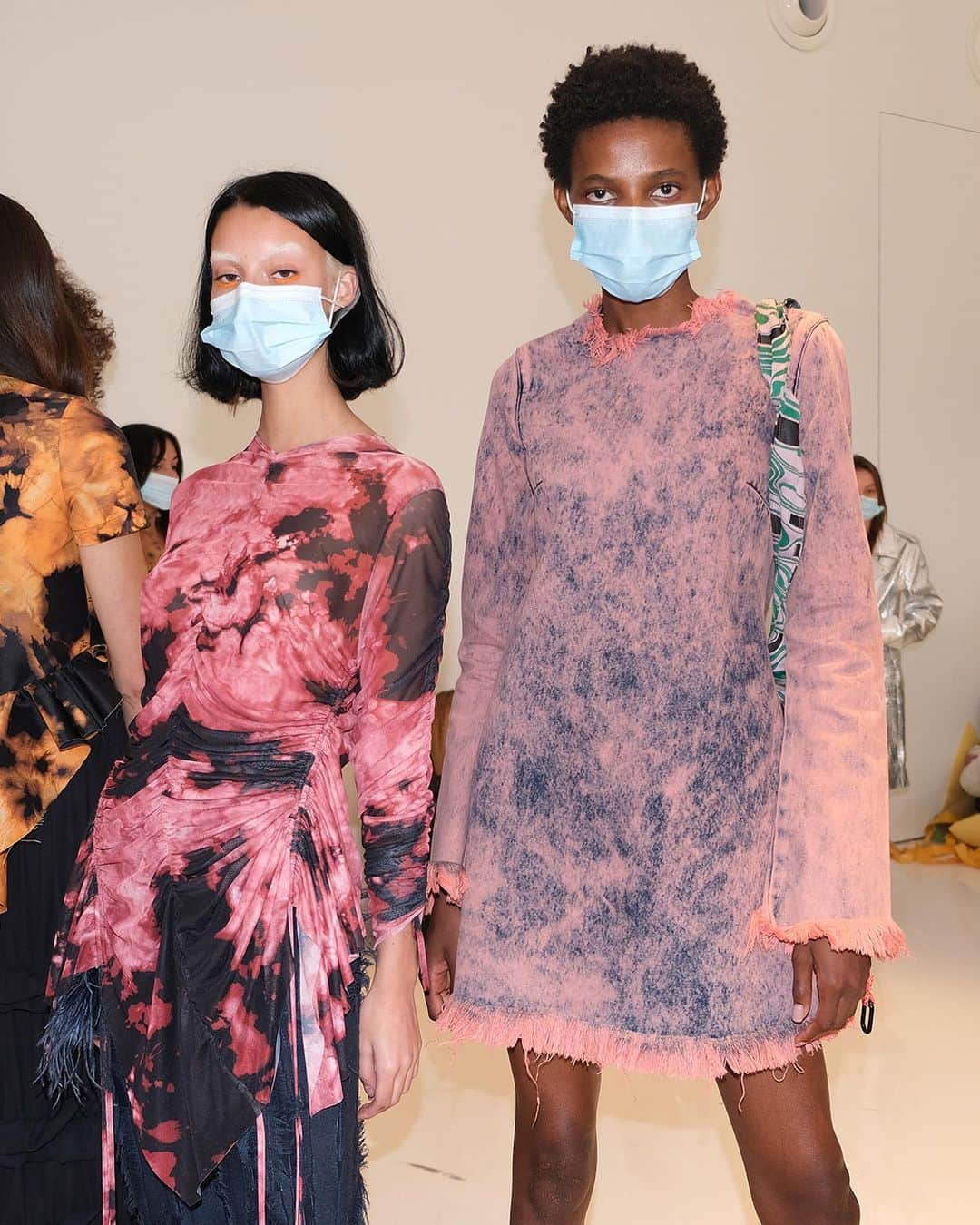 Marques Almeidaさんのインスタグラム写真 - (Marques AlmeidaInstagram)「Fashion Show in Covid Times! 😷   In our last fashion show we had all the precautions and procedures indicated by the competent authorities in order to make our show as safe as possible.  Our SS21 is Out to pre-order until 31/10 ⏰ Make sure you are the first to have it!   #marquesalmeida #howdoyouwearyourma #ss21collection #ss21 #preorder」10月29日 7時59分 - marques_almeida