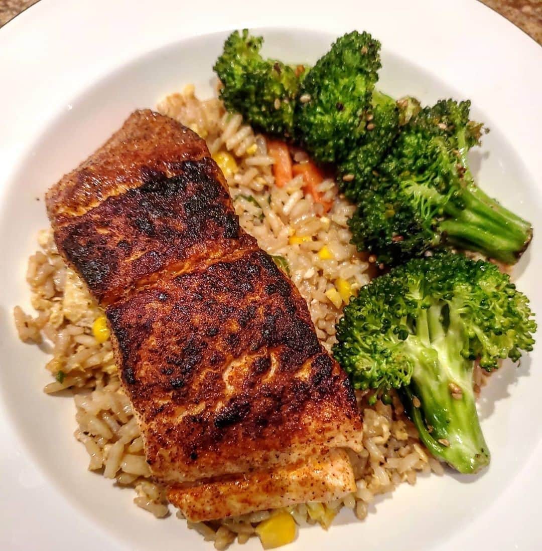 Flavorgod Seasoningsさんのインスタグラム写真 - (Flavorgod SeasoningsInstagram)「Another Salmon dish, with Fried Rice and Broccoli! 🤫😁🥦🌡🥇⁠ -⁠ By: Customer @roarbertoe⁠ -⁠ KETO friendly flavors available here ⬇️⁠ Click link in the bio -> @flavorgod⁠ www.flavorgod.com⁠ -⁠ Flavor God Seasonings are:⁠ ✅ZERO CALORIES PER SERVING⁠ ✅MADE FRESH⁠ ✅MADE LOCALLY IN US⁠ ✅FREE GIFTS AT CHECKOUT⁠ ✅GLUTEN FREE⁠ ✅#PALEO & #KETO FRIENDLY⁠ -⁠ #food #foodie #flavorgod #seasonings #glutenfree #mealprep #seasonings #breakfast #lunch #dinner #yummy #delicious #foodporn」10月29日 8時01分 - flavorgod