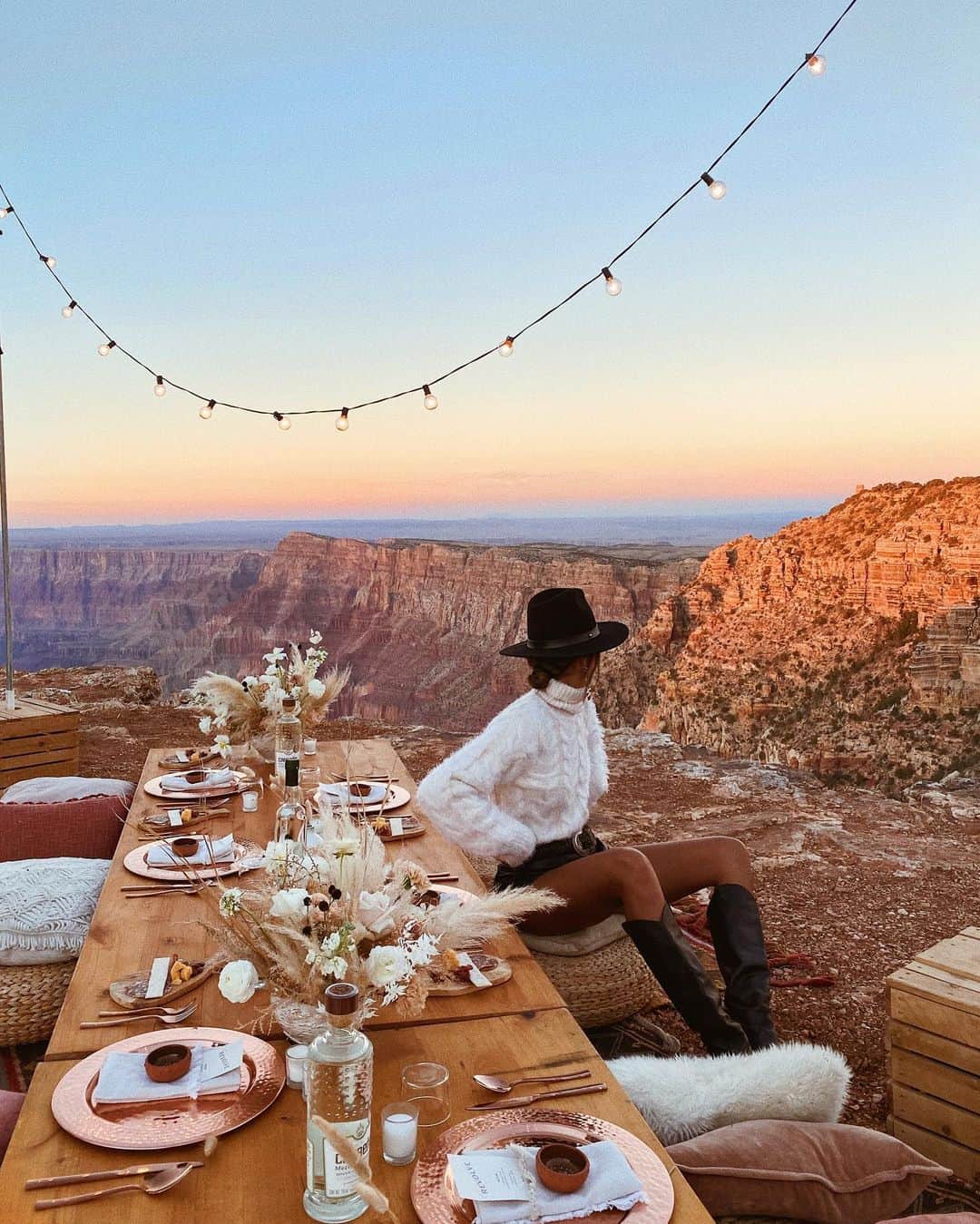 ジュリー・サリニャーナのインスタグラム：「The most insane dinner location I’ve ever experienced. It was just absolutely beautiful. 🌄😍💕 by @revolve & @clothandflame」
