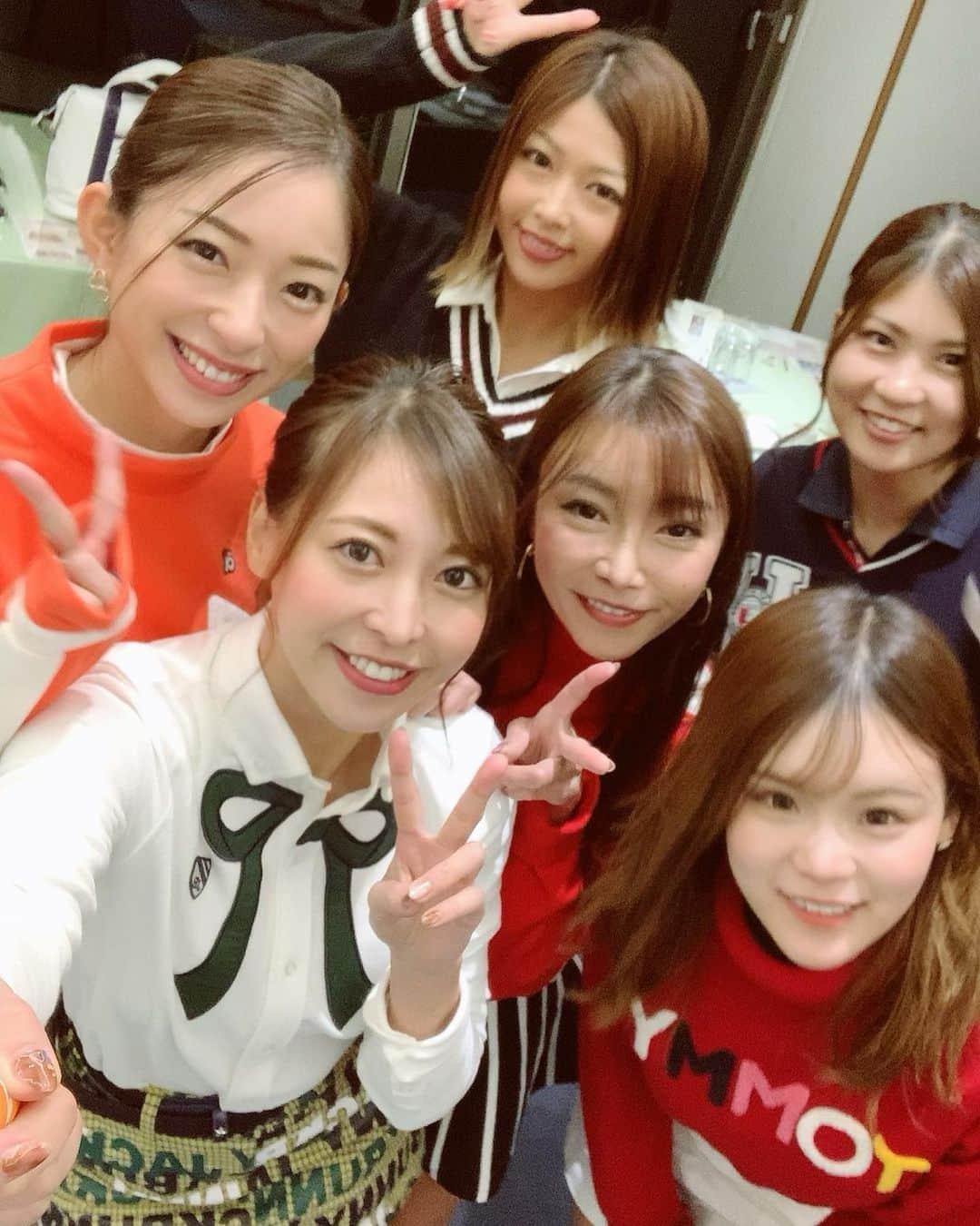 のインスタグラム：「. スペシャルスマイルコンペのメンバー❤️ みんな可愛いくてキラキラしてます🥰💖 @aya27_golf  @izumin_golf  @natsumi.aoi  @mina37golf  . 朝からあやちゃんに運転してもらって途中大渋滞にハマってプチ遅刻してしまいましたがなんとか間に合いました☺️✨ . 私のチームが優勝🏆🏅 だけどすごく接戦でなにより楽しかったのが一番の思い出です😊‼️ . ご参加いただきたみなさんありがとうございました💕 . . . #ゴルフ#golf#⛳️#ゴルフ女子#ゴルフ好き#ゴルフウエア#ゴルフコーデ#ゴルフスイング#골프 #골프웨어 #골프스윙 #여행 #해외여행 #골프스타그램 #골프중독 #와인 #소주 #좋은시간 #コンペ#スペシャルスマイルコンペ#楽しい」