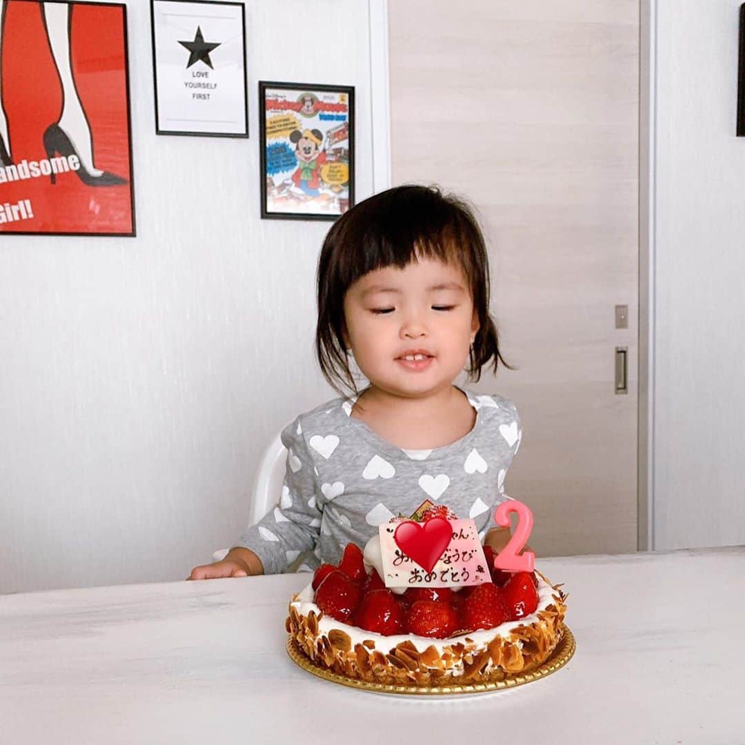 星野光正のインスタグラム：「昨日は娘の2歳の誕生日。  苺が大好きな娘の為にいつものケーキ屋へ行き用意したのだが、昨日はMAX出勤。  なので今朝、みんなが朝ご飯を食べた後御祝いする事に♪  朝からヒャッハー♪でしたw  そして今、眠いw  #プロダーツプレイヤー #ダーツインストラクター #ダーツ #エスダーツ #エスダーツオフィシャルプレイヤー #targetsportsjapan #星野光正 #星野飯 #三児のパパ #アラフォーパパ #料理好き #娘の誕生日  #早朝  #ケーキ  #苺大好き  #max梅田」