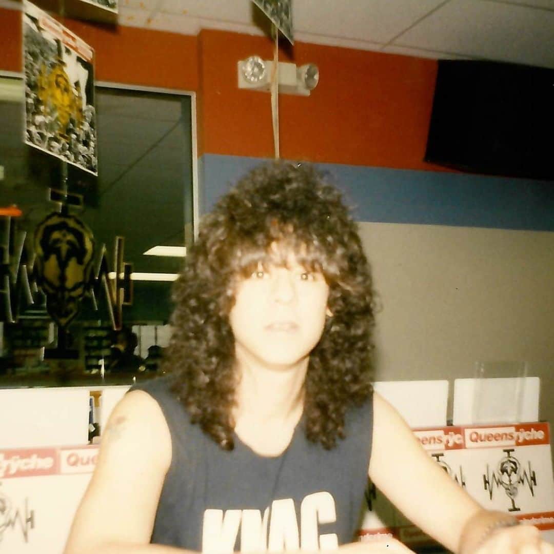 Queensrycheさんのインスタグラム写真 - (QueensrycheInstagram)「#waybackwednesday - Eddie at the Sound Warehouse on San Pedro Ave. for an in-store signing in San Antonio Texas on February 2nd, 1989 (photo credit David Parks) #queensryche #backintheday #circa1989 #eddiejackson #edbass #onetake #badassbassist #soundwarehouse #recordstore #sanantoniotexas #instoresigning #operationmindcrime #lotsofhair #naturallycurly #bamf」10月29日 8時14分 - queensrycheofficial