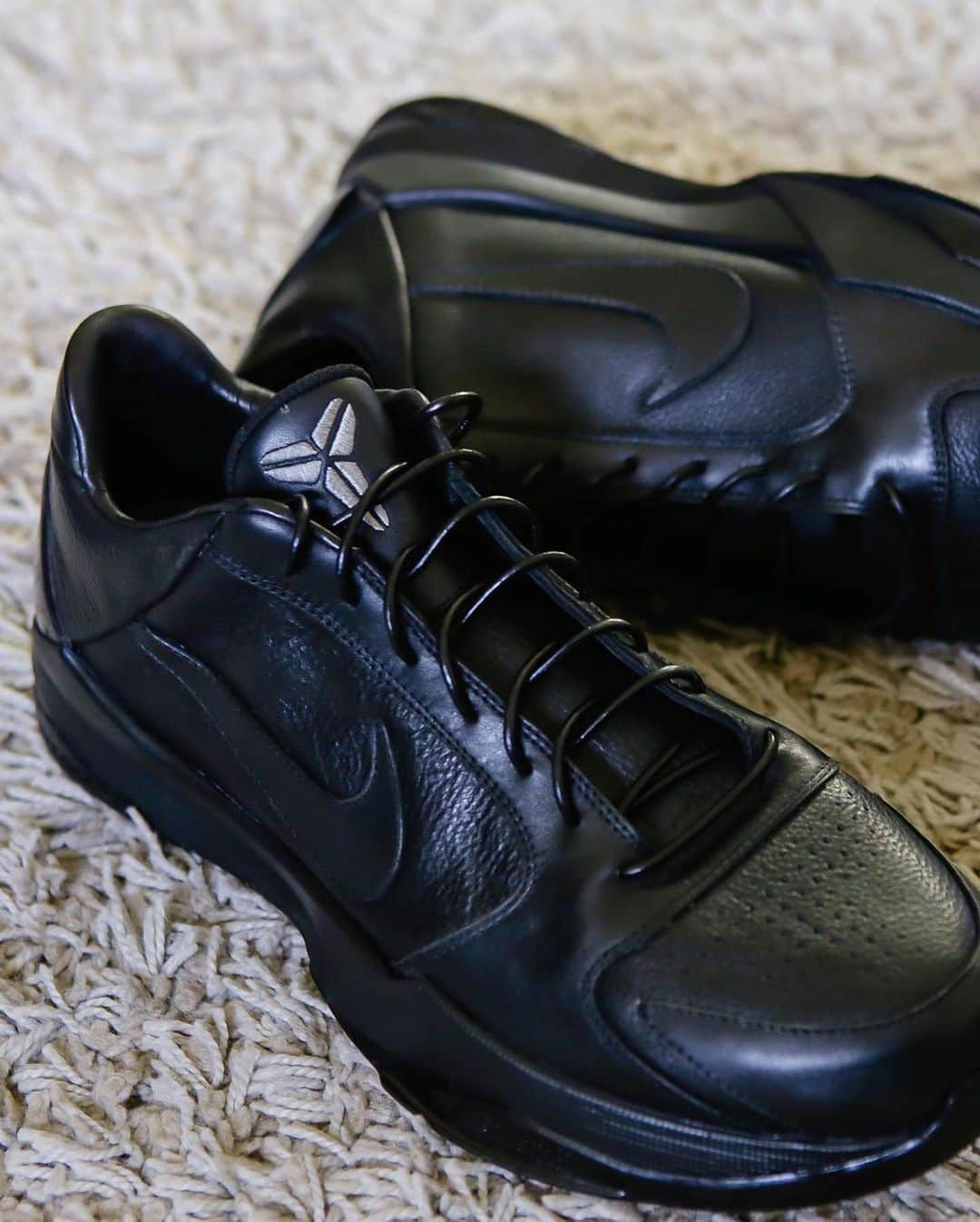 Nice Kicksさんのインスタグラム写真 - (Nice KicksInstagram)「Custom leather Kobe V Protro dress shoes and Off-White x Air Jordan 4s for the big day! 👰🤵👟」10月29日 8時07分 - nicekicks
