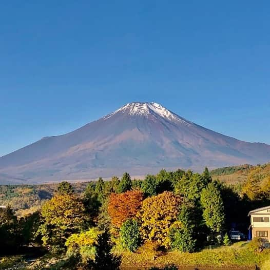 渡辺裕之さんのインスタグラム写真 - (渡辺裕之Instagram)「今朝の富士山  友より 見事な快晴  思わず写真に手を合わせる ＃霊峰富士 #藤田 #感謝 #平和 #幸せ #家族 #合掌」10月29日 8時11分 - hiroyuki6267