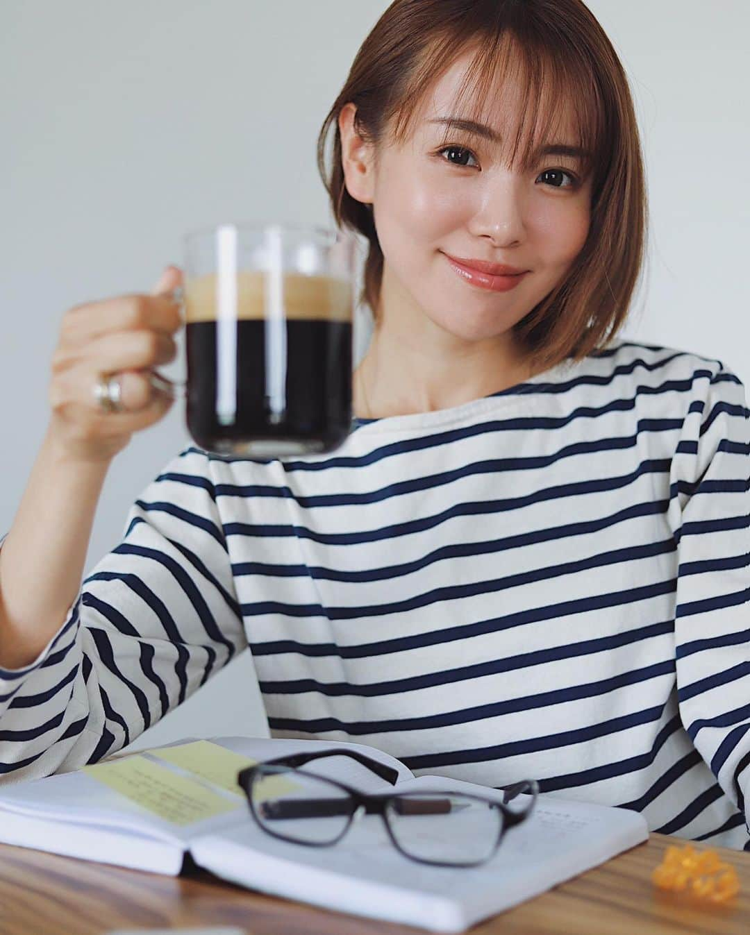 小松あやさんのインスタグラム写真 - (小松あやInstagram)「. 本日もコーヒータイムからスタート☕️ 今日はなんのコーヒーにしようか、 カプセルを選ぶのも楽しみ。     使用済みのカプセルをためておいた リサイクルバッグ、だいぶ溜まってきました！！ あともうちょい溜まったらブティックに持ってこう！     この活動を始めてから、 身近なことからできる環境活動への意識が高まって、 外出はマイボトルを持ち歩いたり、 かさばらないうっっっすいエコバッグを常にバッグに常備したり、 「結構こんなにもあるもんなんだな」 と発見できました。 楽チン弁当作りも、もちろん継続中✌️   これからも『できることから少しずつ』 コツコツとやっていこうと思います(๑′ᴗ‵๑)🙏   #おいしさをつなごう #Nespresso #PR #リサイクル #リサイクルプログラム #サステイナビリティ #ネスプレッソ #コーヒー好き#コーヒー女子#coffeelover」10月29日 8時11分 - i_am_ayakomatsu