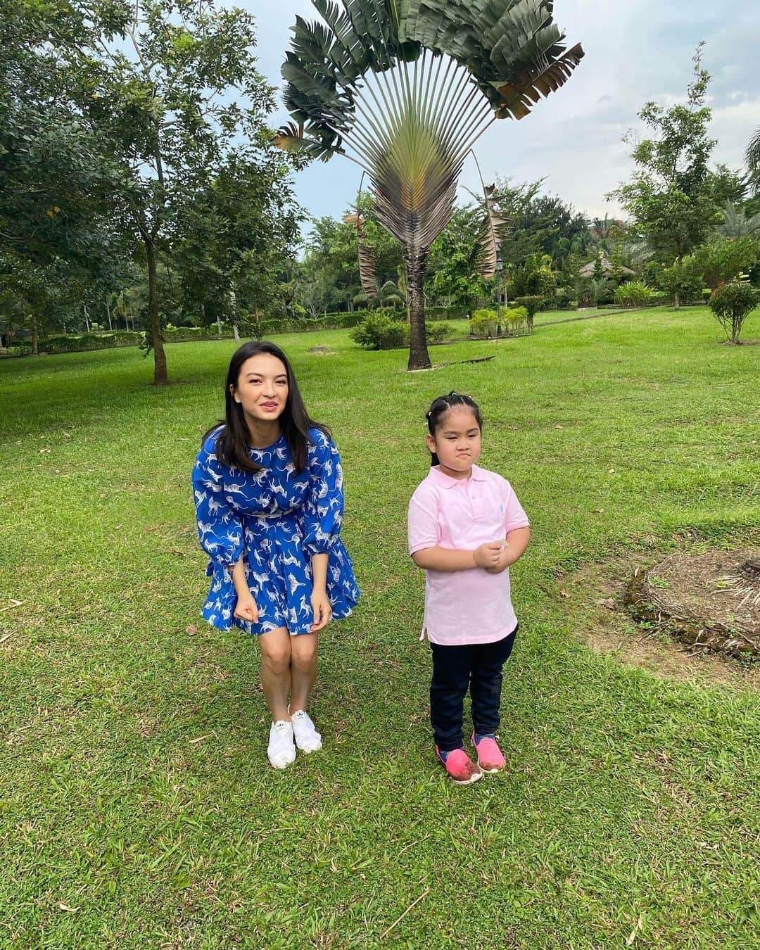 ラライン・シャーのインスタグラム：「Jump, turn that frown into a smile 💙 #babycousin」