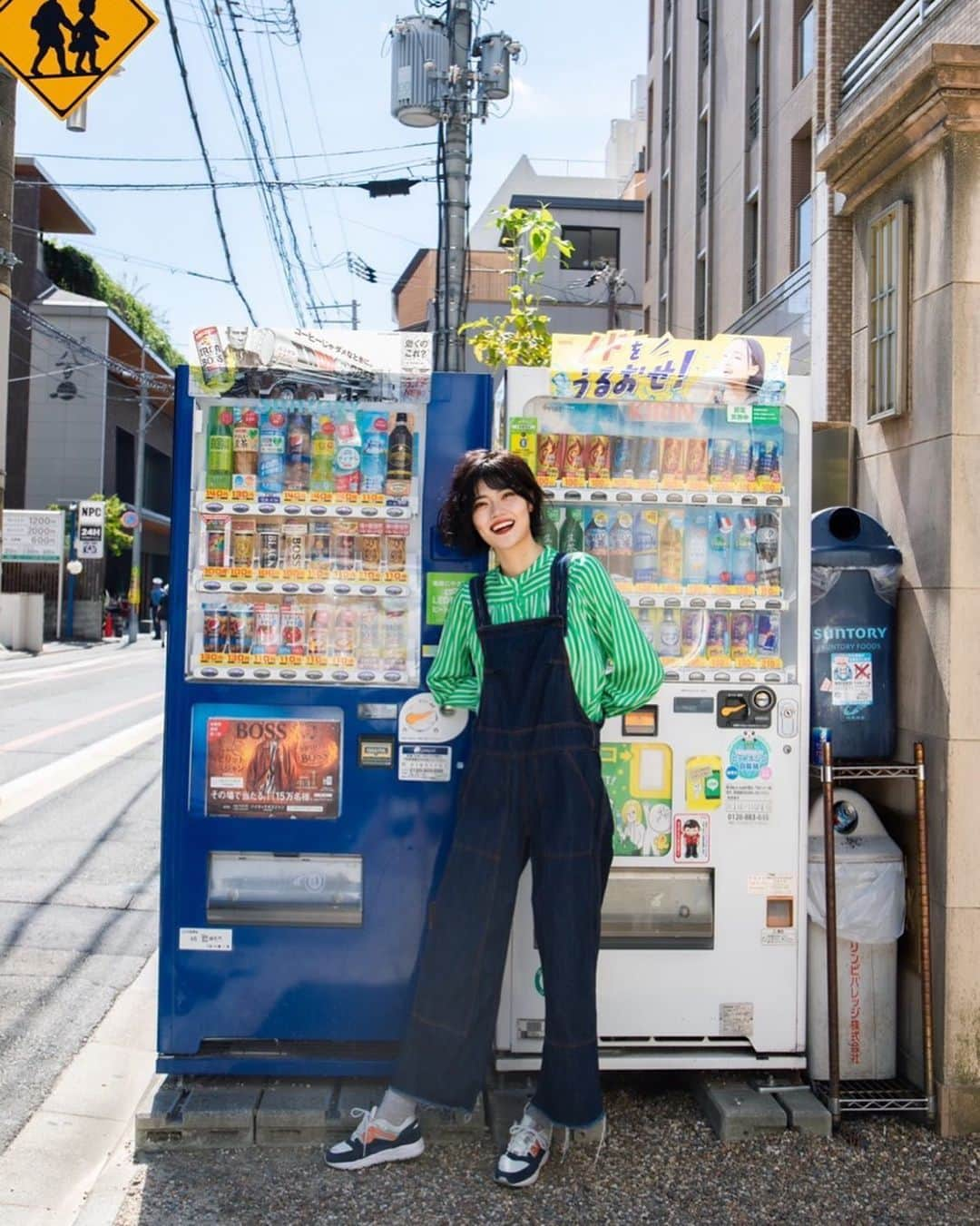 追田菜々花さんのインスタグラム写真 - (追田菜々花Instagram)「ノドをうるおせ！！！ 冬もノドをうるおせ！！！ 水分補給大事  #水分補給 #水分補給忘れずに #自動販売機 #ノドをうるおせ #自販機 #自販機マニア #ボブ #ボブアレンジ #ボブヘアー #ボブスタイル #ボブヘアアレンジ #パーマ風 #パーマ風セット #ショートボブ #今日のコーデ #サロペット #サロペットコーデ #サロペットワイドパンツ #サロペットパンツ #デニム #デニムコーデ #デニム好き #kastane #スニーカー #スニーカー女子 #スニーカーコーデ #スニーカー好きな人と繋がりたい #karhu #カルフ #スウェーデン」10月29日 8時15分 - mcr2020_01on