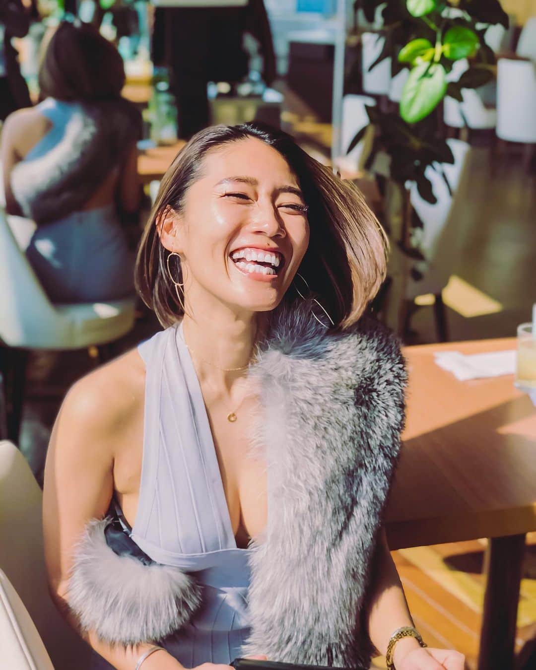 のインスタグラム：「ひとみちゃん最近女の子してると最近よく聞かれます😂  大丈夫です！してます！ ゆーたら嘘になるのかなあ？？  女性というものは大変なもので、 周期によりバリバリ仕事ができる時と停滞する時と波があります。  まさに潮の満ち引きみたいに自然のリズムが身についてる。  私は仕事上、経営者という立場から女女していると仕事できなくなります。 強くいるためには少しばかり、、いや、かなり男性的な要素が必要になります。  女に戻ったとき、めちゃくちゃタイムラグが生じるので、上手にコントロールしなくてはなりません😂  でもみんなを守りたい。育みたいと思う気持ちは、母性が創り出す女性的な包容力なのではないのかな？とおもいます。  だとしたら私はめっちゃ女だと思います😂  こんなことなんで書いたかというと、 クラスに久しぶりに来たかたが、本当に頑張ってクラスに来てくれたことに思うところがあったから、どんなに強い人も大なり小なり心の中に葛藤があり、 心が疲弊する人のほとんどが自分に鎖をかけ自問自答しているから。  私も死ぬほどそんなことあったし、誰でも経験してるはず。  そんな時はなんで？と自分を追い詰めるのではなくて、心の声を聞いてあげて、我が子の様にいいんだよ。と愛でてあげて欲しいです。  鏡の前で自分にありがとう😊と声をかけてあげたらいいし、自分をハグしてあげてほしい。  どうしようもないときは、自分の心と共に一緒にどうにもならないね。。。と心に寄り添ってあげて欲しい。  少し勇気が出来たら教室に来てくれたら私達がハグします❤️ 今はエアハグ？😅  ヨガはね、心にからだを覗かせる練習なんです。  素直に生きてたら、女性的とか男性的とか誰がいいとか悪いとかどーでもよくて キラキラ笑える毎日が必ずあるから。  #好きな人がいること #好きを持つ暮らし #ヨガライフ#ヨギーニ#えがお #キラキラ#正装#女性#女性ホルモン #女性経営者 #ヨガスタジオ#広島イベント#yogalife #yogini #smile #lovemyself #hag#✨✨✨#myself #yogamylife」
