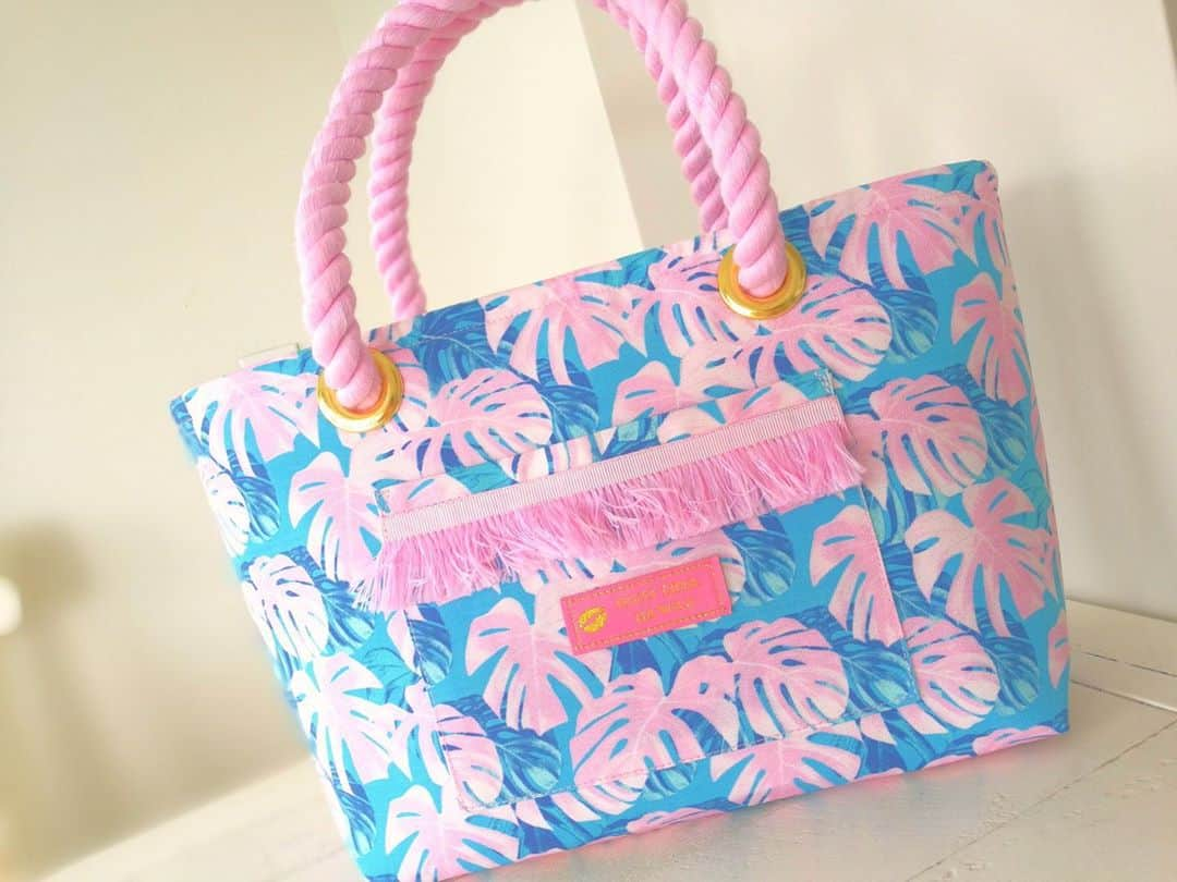 Moco Lima Hawaiiさんのインスタグラム写真 - (Moco Lima HawaiiInstagram)「New* Pink Monstera Tote Bag, Made by Moco  ピンクピルボックスハイクからのインスピレーションでピンクモンステラバッグ作ってみました💕  #pink#hike#inspiration#afterhiking#bag#handmade#madeinhawaii#somuchfun#love#activity#activegirl#naturelover#beautifulearth#funday#pinkpillbox#mylife#ピンク#ハイキング#アクティブ#山登り#海#空#ハワイ好きと繋がりたい#ハワイ#ハワイロス  Photocredit @photos_by_todd」10月29日 8時31分 - mocolimahawaii