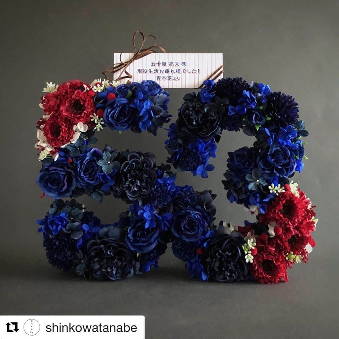 青木佐知のインスタグラム：「・ @shinkowatanabe  ありがとうございました🙏✨ ・ #Repost @shinkowatanabe with @get_repost ・・・ 先週のお花。 23年間背負われていた背番号「53」五十嵐選手へ @sachiaoki23 様ご夫妻よりオーダー頂きました！ ヤクルトスワローズカラーでのオーダーでした！現役お疲れ様でした！ オーダー頂きありがとうございました！ #flowers #お疲れ様のお花 #背番号  #numberflowers #numberarrangement #initialflowers #initialarrangement #ヒキダシ35」