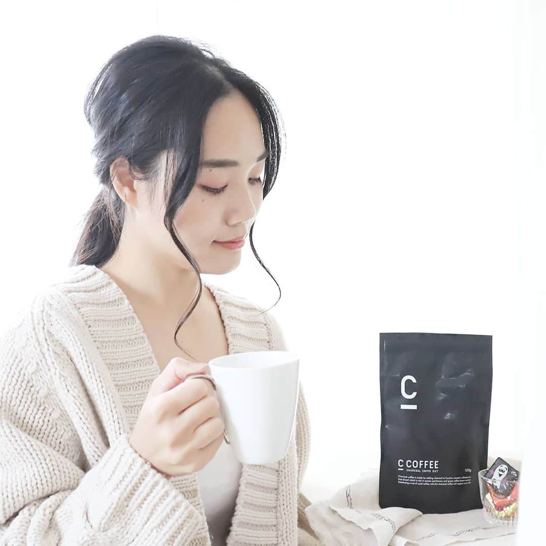 Eri Satoのインスタグラム：「おはようございます😚 · コーヒー苦手な私が ほぼ毎日飲んでいるこちら、 @c_coffee_official  · ブラックはさすがに苦味を感じるので ミルクを入れて飲んでます☺️ もうコーヒー平気になったかも！と思って 普通のコーヒー飲んでみたらやっぱり飲めなかった🤗笑 · C_COFFEEは、ブラジル産コーヒーパウダーに 国産の赤松炭・竹炭、美容と健康をサポートするMCTオイルを加えたチャコールコーヒー。 なので色が普通のコーヒーよりも黒いよね😲✨ お菓子はどうしてもやめられないので、 おやつタイムのお供にしています💛 · @c_coffee_official のアカウントでは アレンジレシピも公開されてるからチェックしてみてね！ · #C_COFFEE#Cコーヒー#チャコールクレンズ#チャコールコーヒー#コロナ太り#mctオイル #おやつ#おやつタイム#コーヒー#コーヒーのある暮らし」